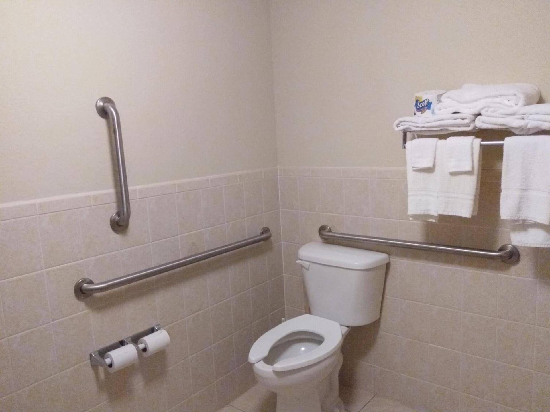 Madelia Hotel & Suites photo 59
