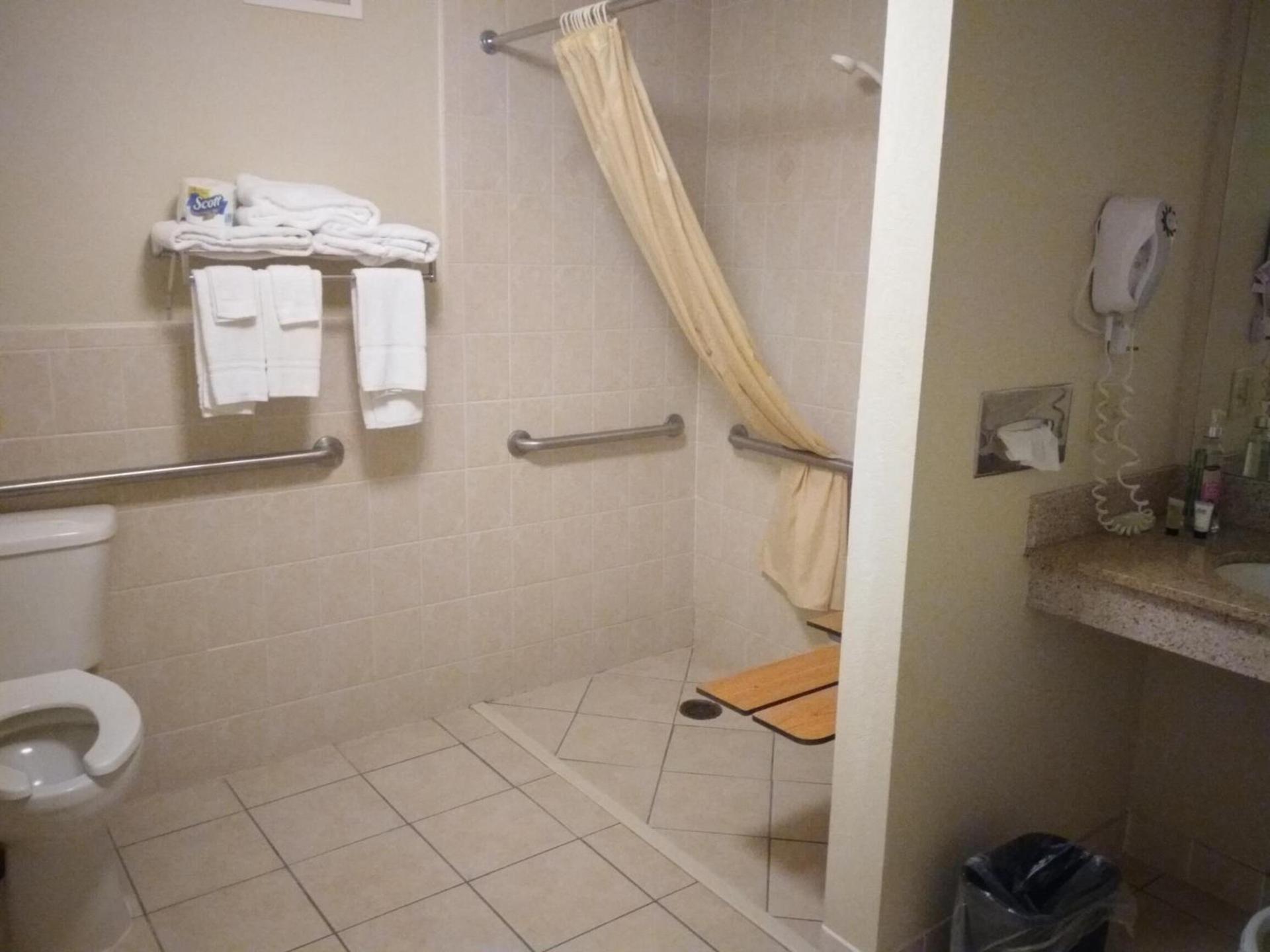 Madelia Hotel & Suites photo 61