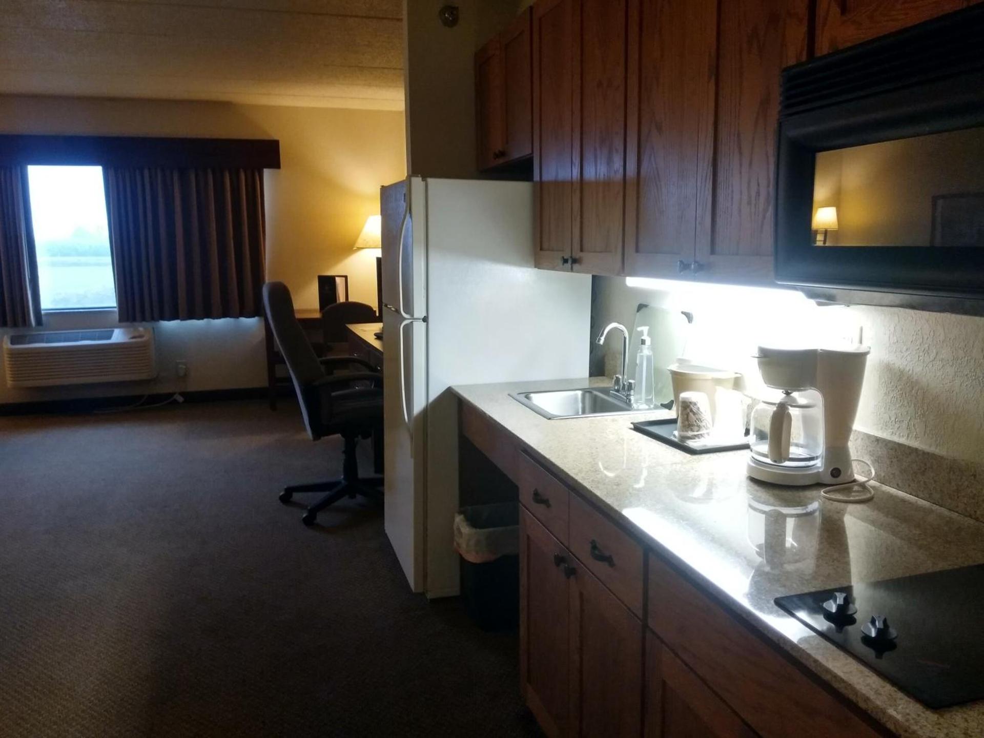 Madelia Hotel & Suites photo 60