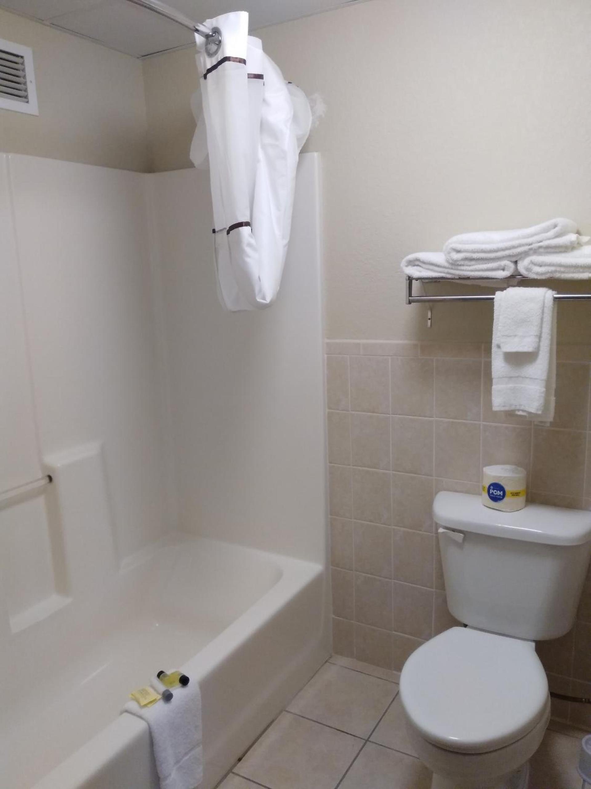 Madelia Hotel & Suites photo 66