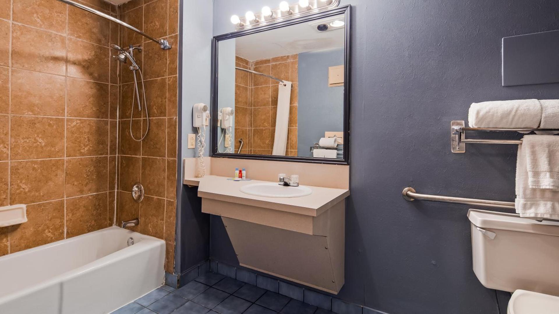 Quality Inn & Suites Fayetteville I-95 photo 65