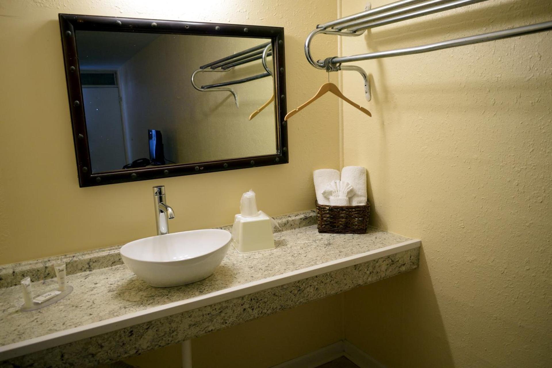 Red Carpet Inn Battleboro photo 35