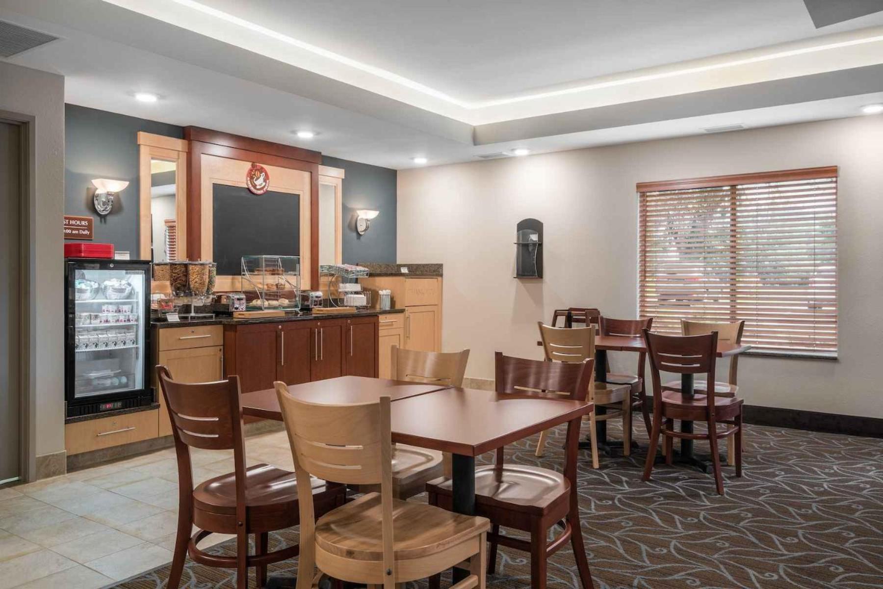AmericInn by Wyndham Windom photo 4