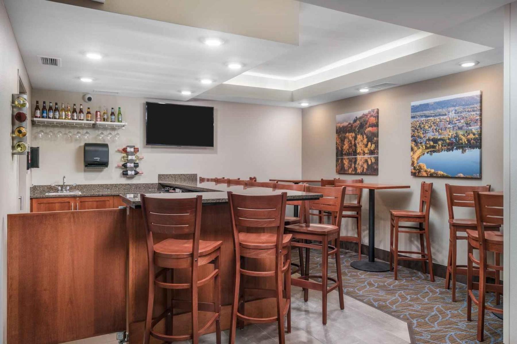AmericInn by Wyndham Windom photo 6