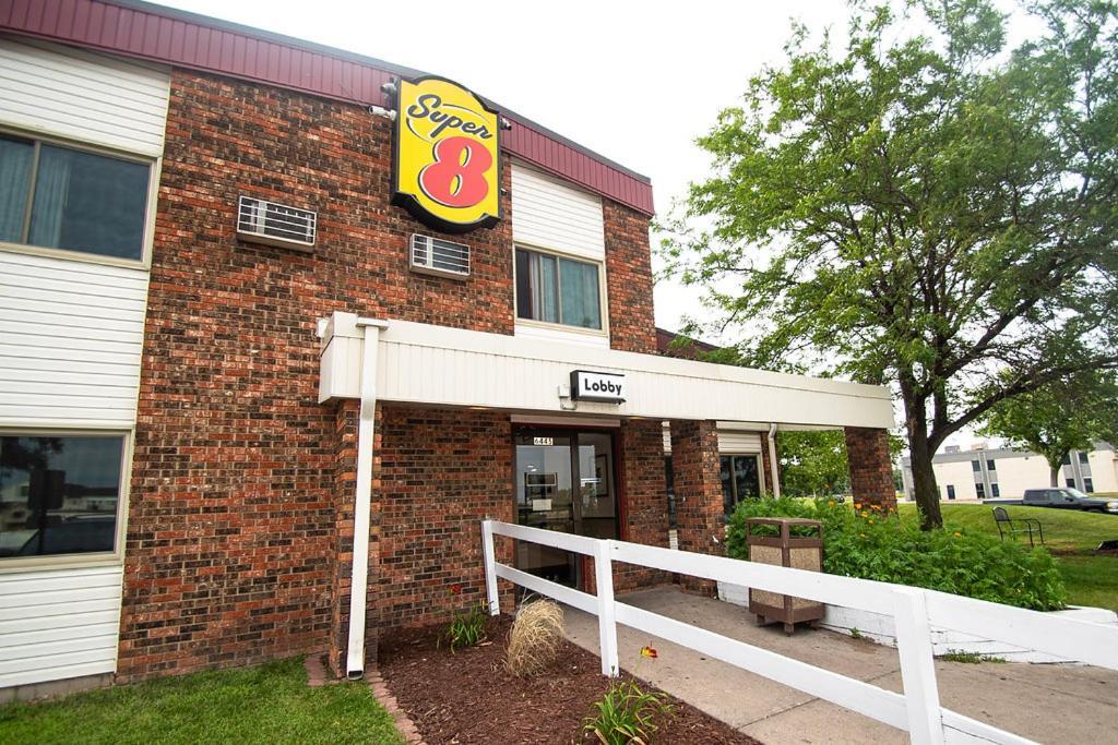 Super 8 by Wyndham Brooklyn Center/MPLS photo 25