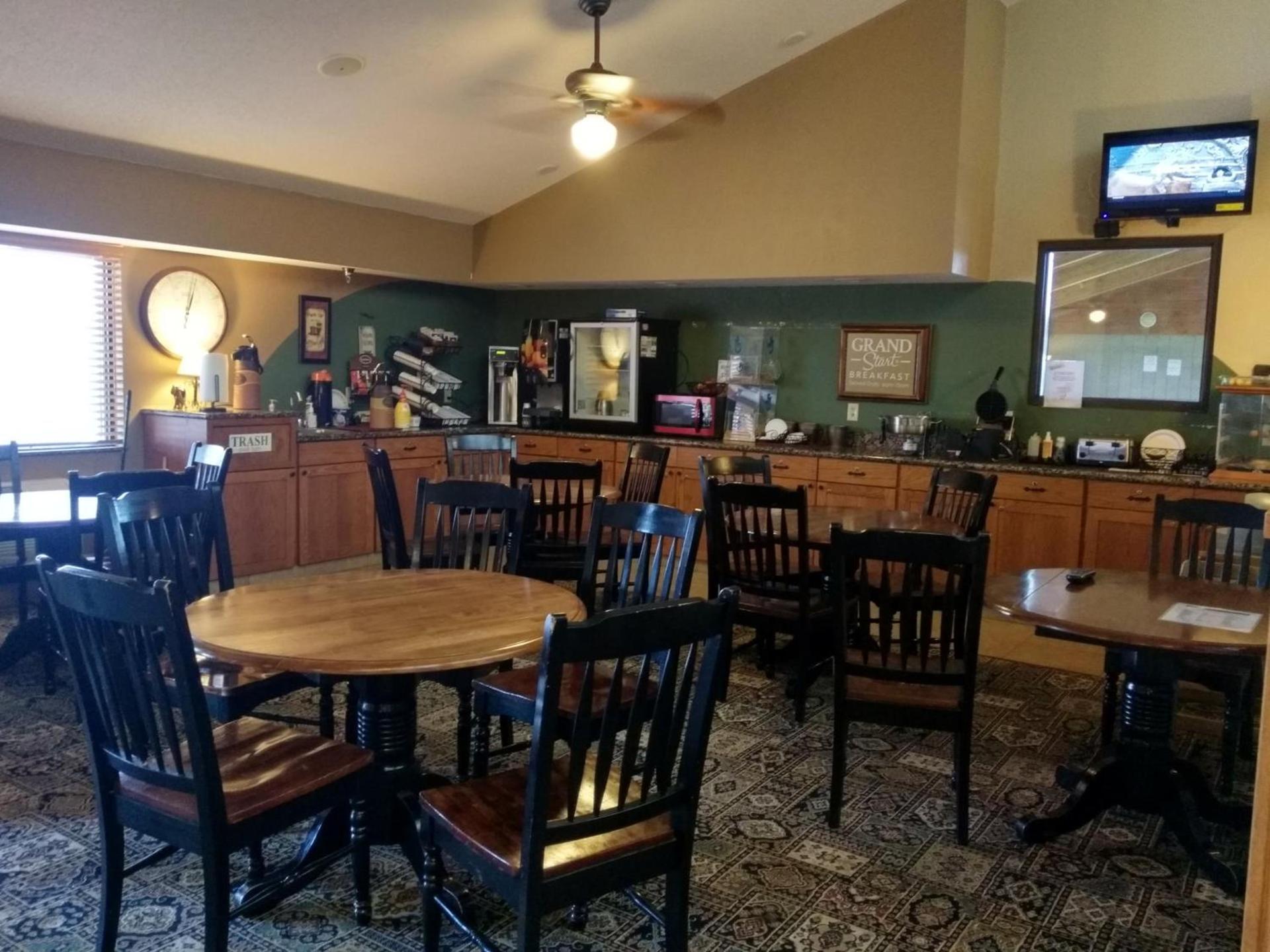 Madelia Hotel & Suites photo 46