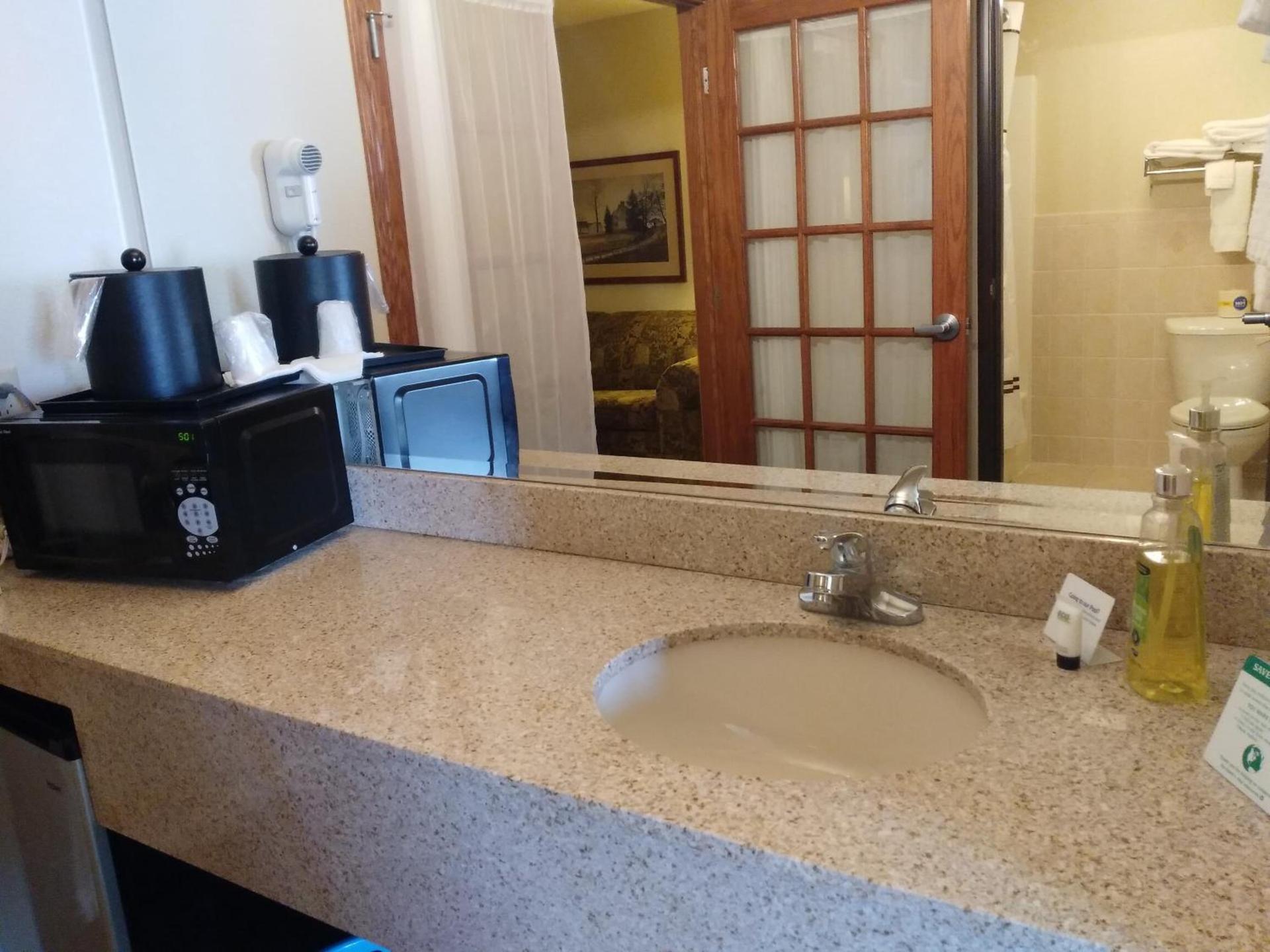 Madelia Hotel & Suites photo 54