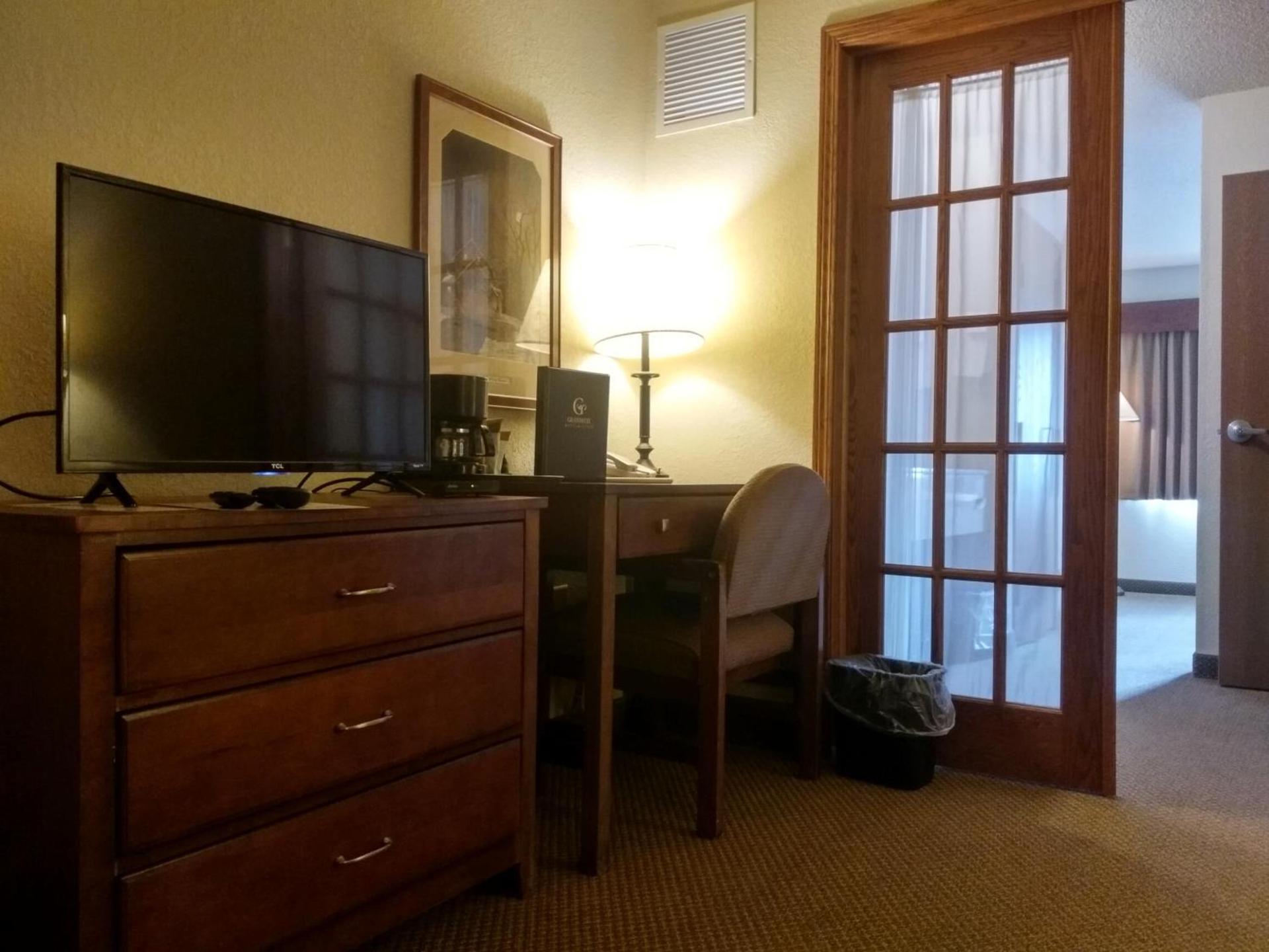 Madelia Hotel & Suites photo 57