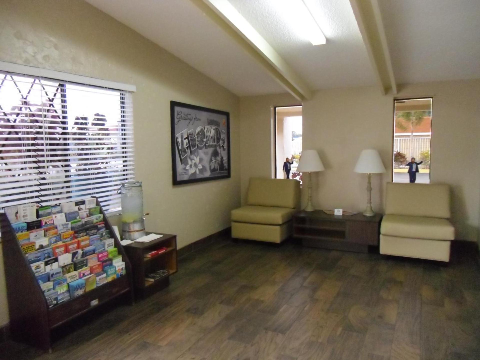 Super 8 by Wyndham Lantana West Palm Beach photo 9