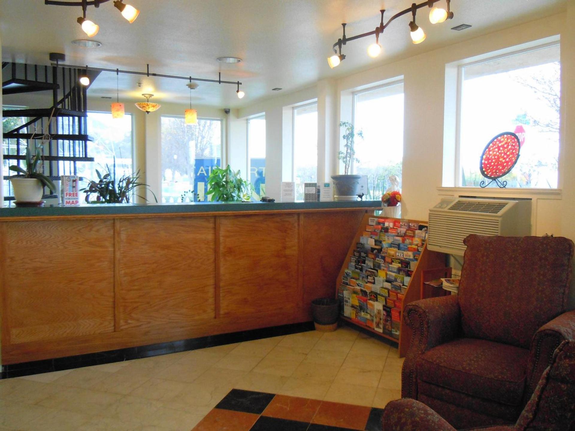 Airport Inn photo 64