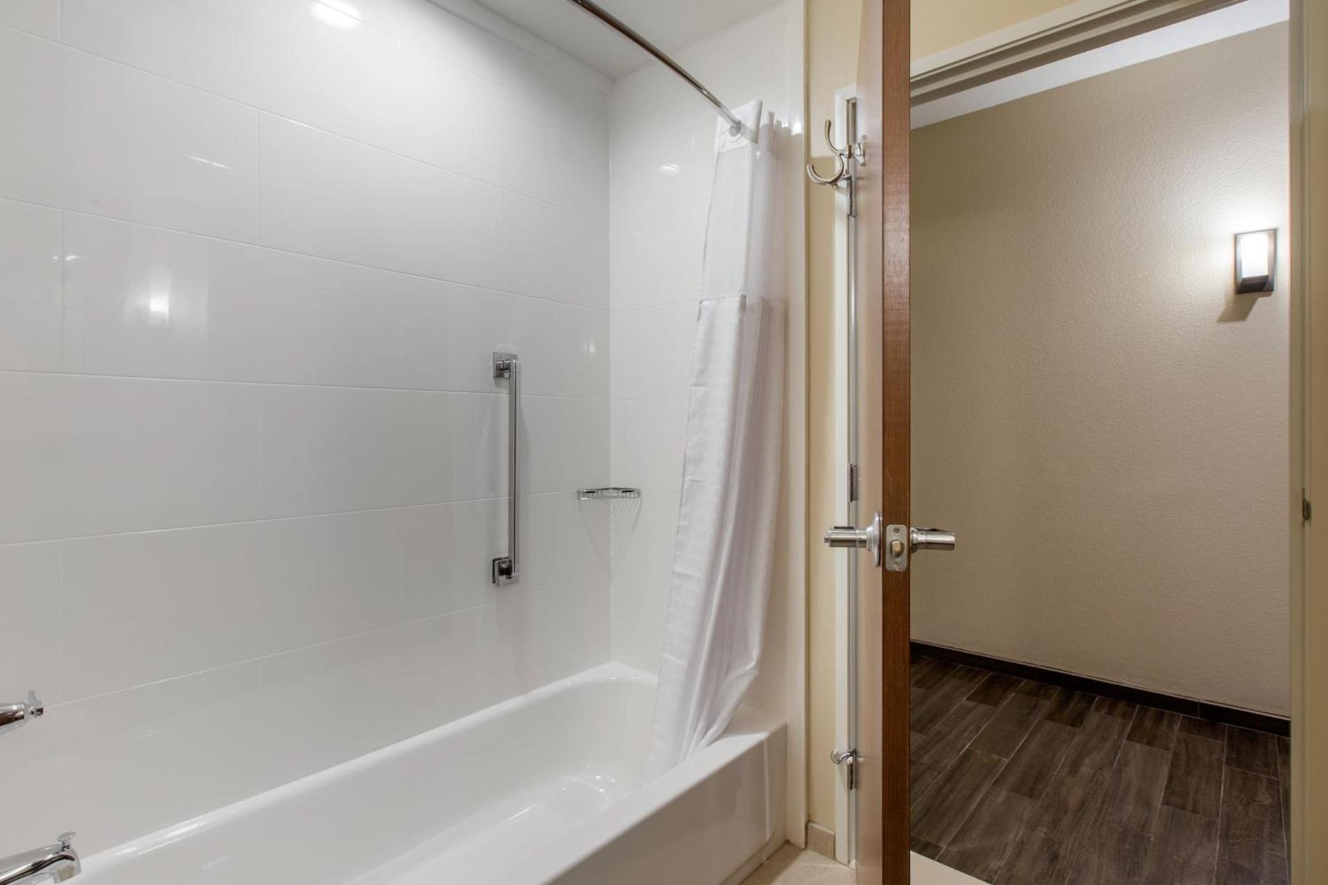 Comfort Suites - South Austin photo 21
