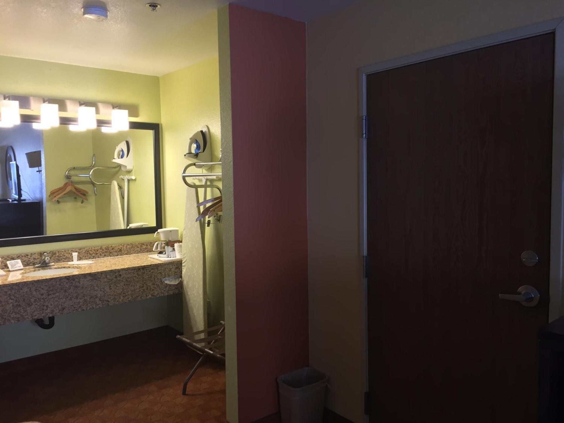 Days Inn by Wyndham Globe photo 52