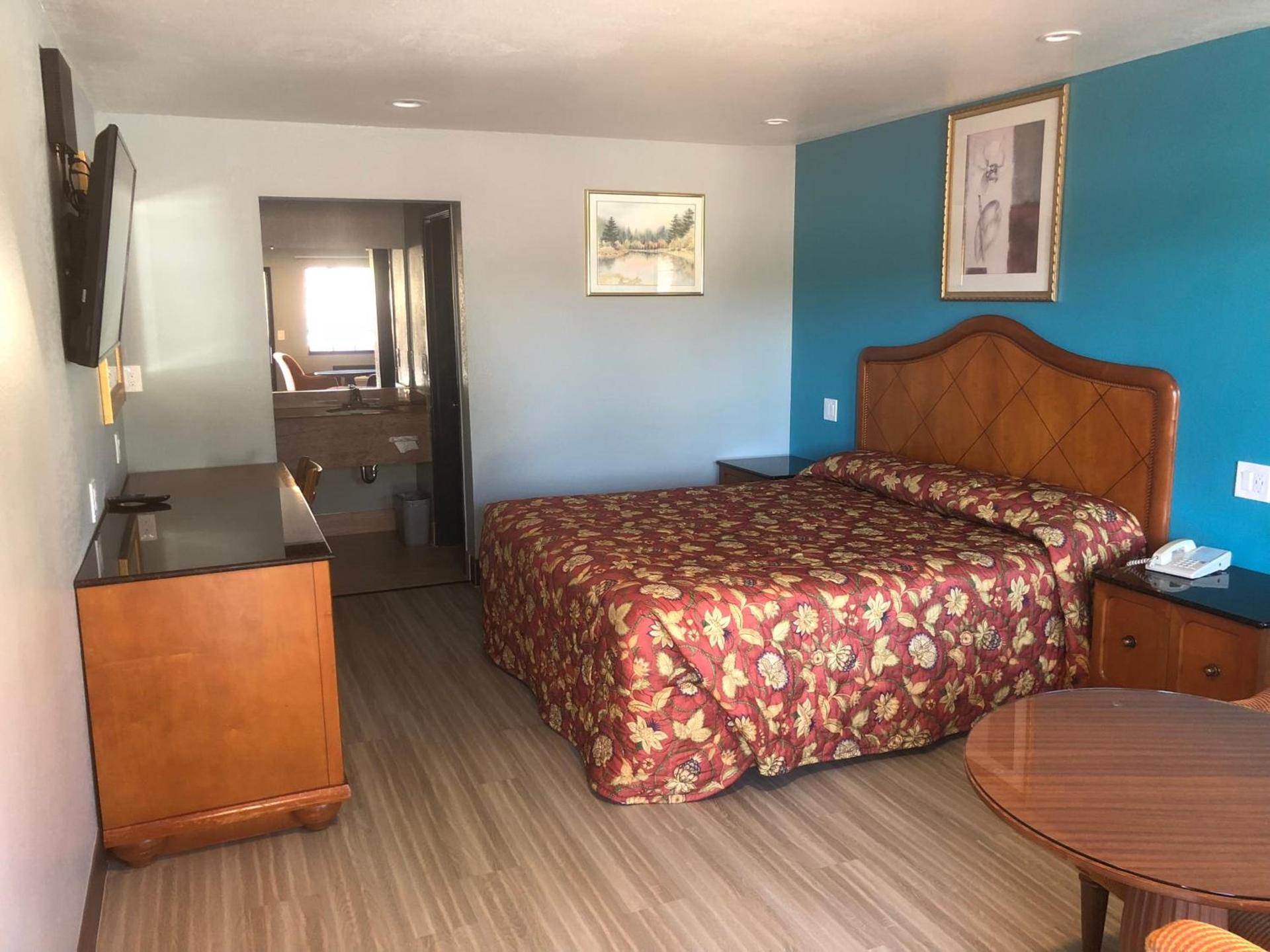 Travelers Inn photo 10