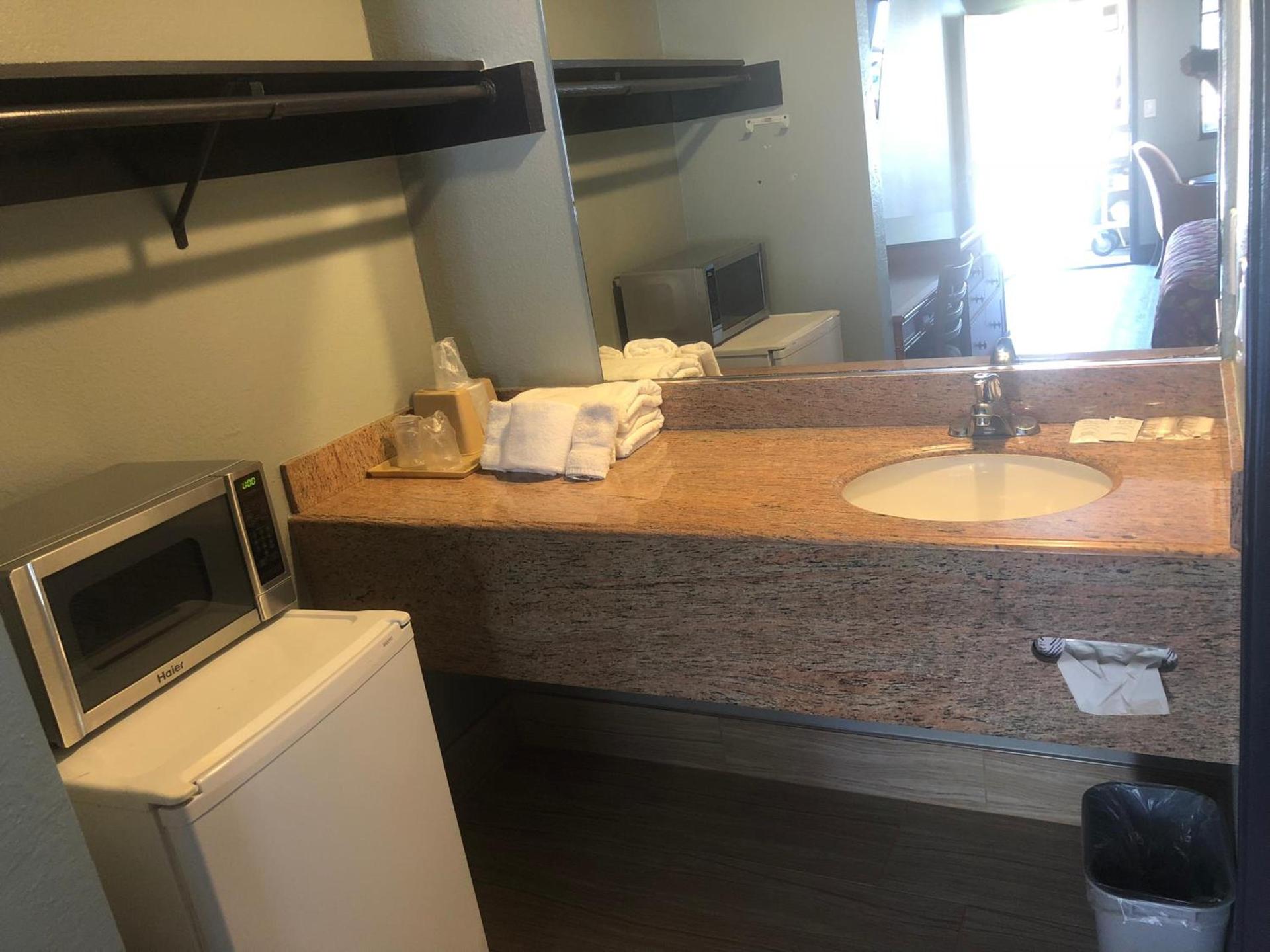 Travelers Inn photo 8