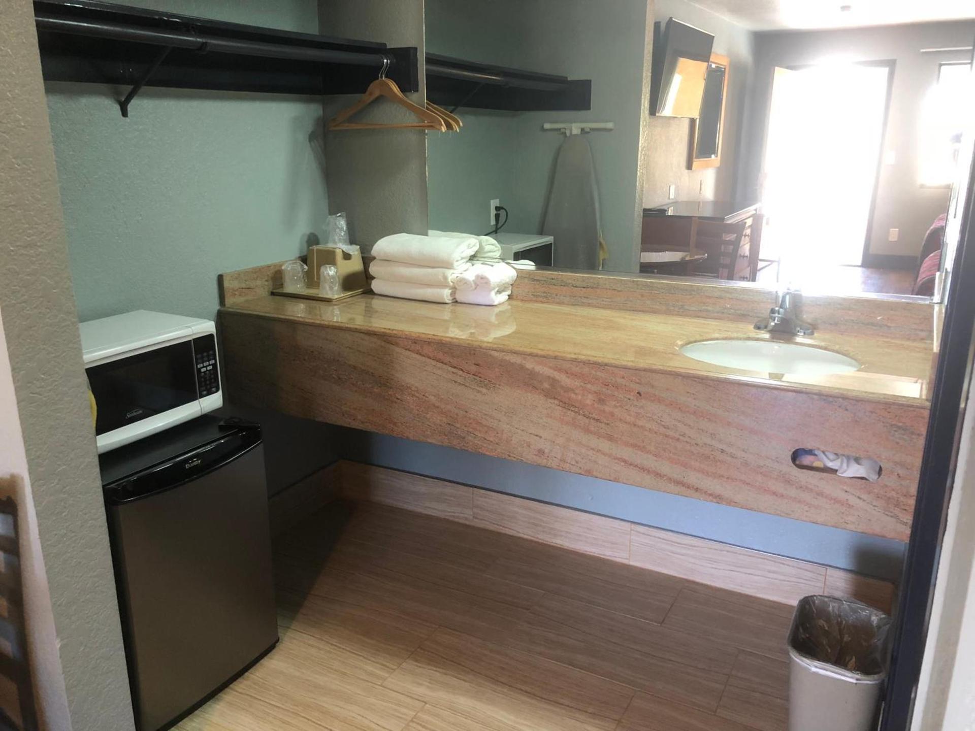 Travelers Inn photo 2