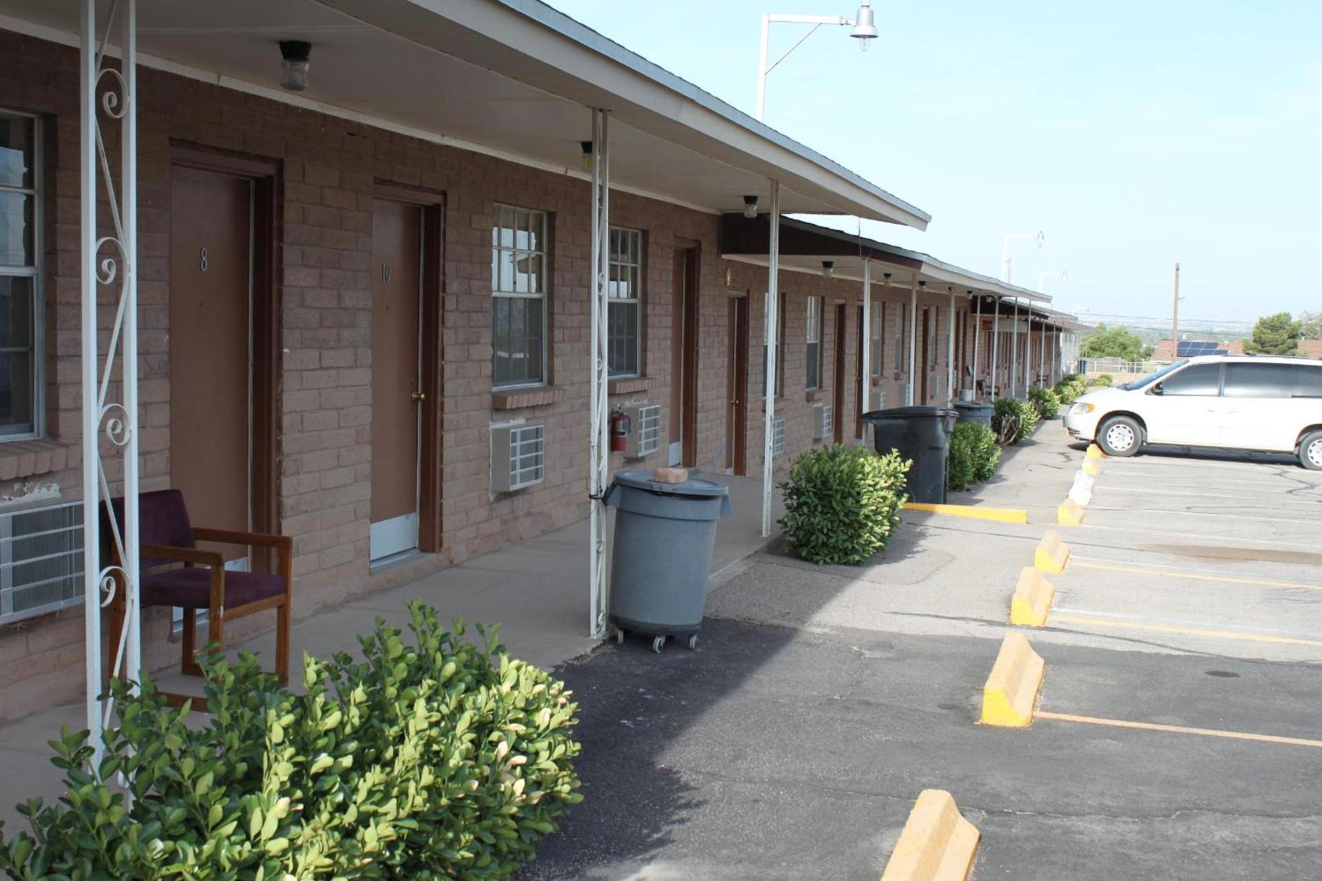 Deluxe Inn Motel photo 3