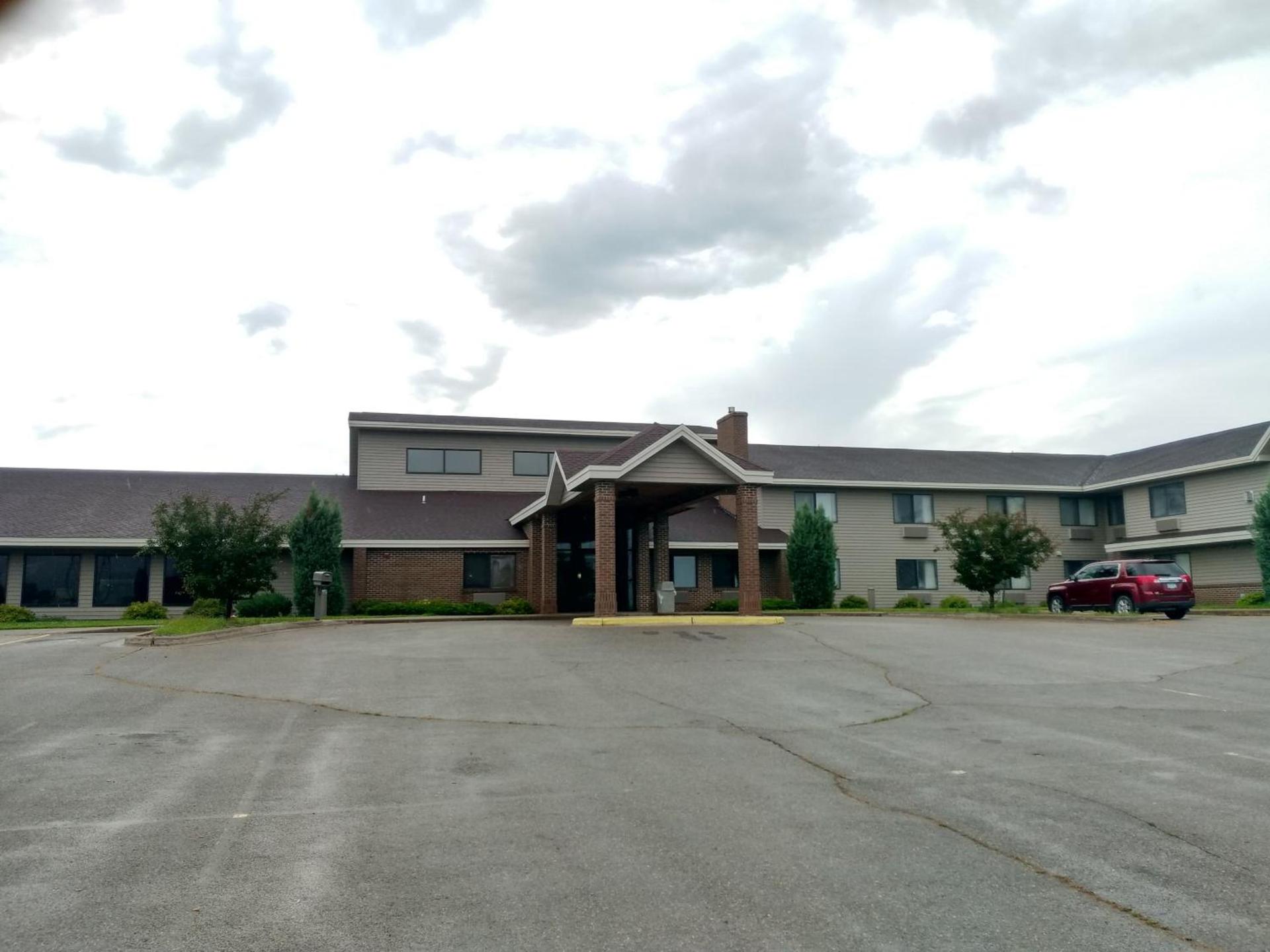 Madelia Hotel & Suites photo 41
