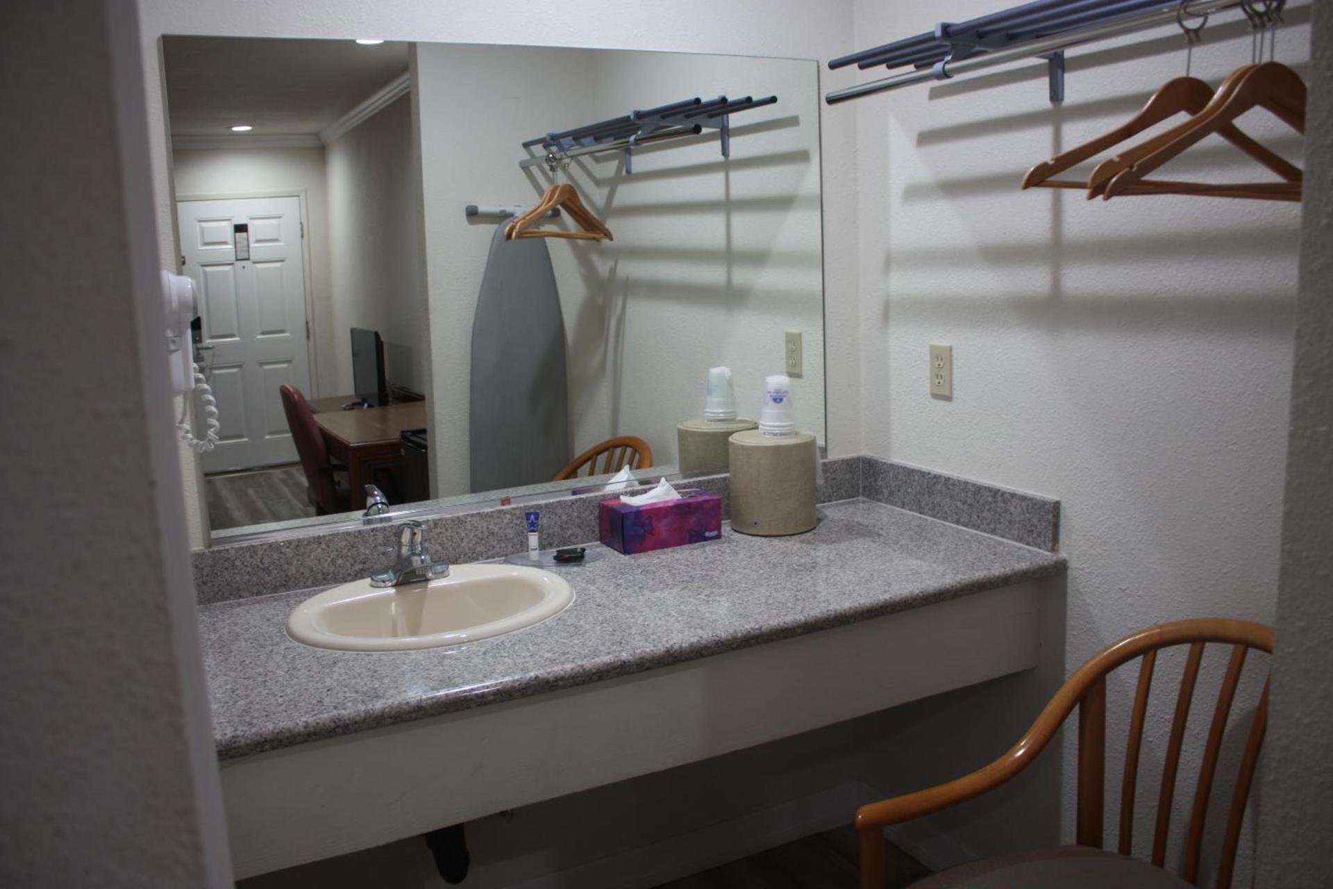 Value Inn & Suites photo 11