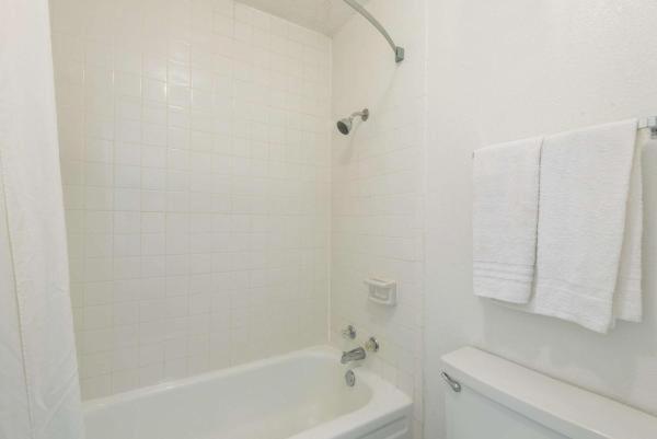 Castle inn & suites by OYO Lawton photo 8