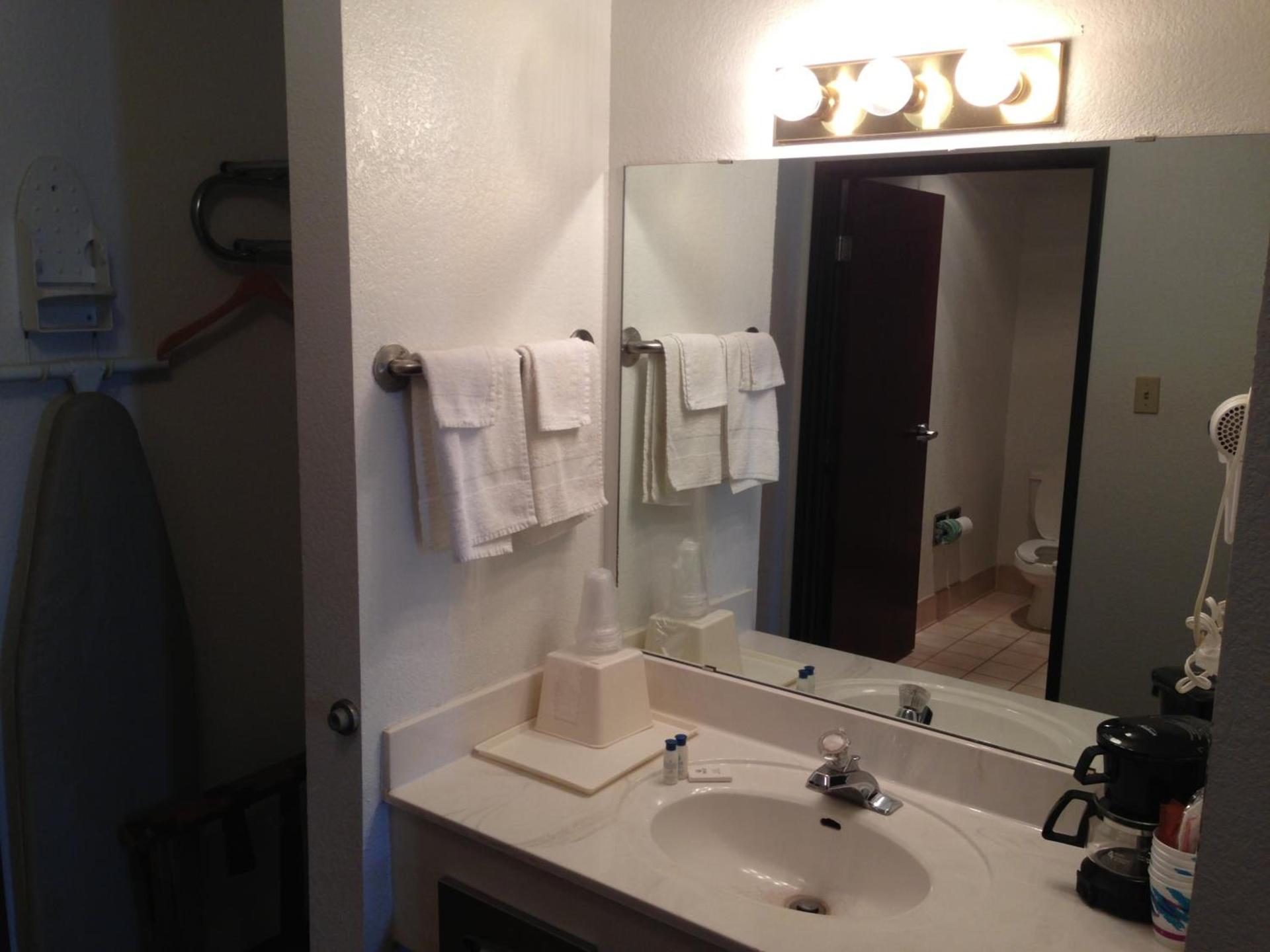 Brentwood Inn & Suites photo 16