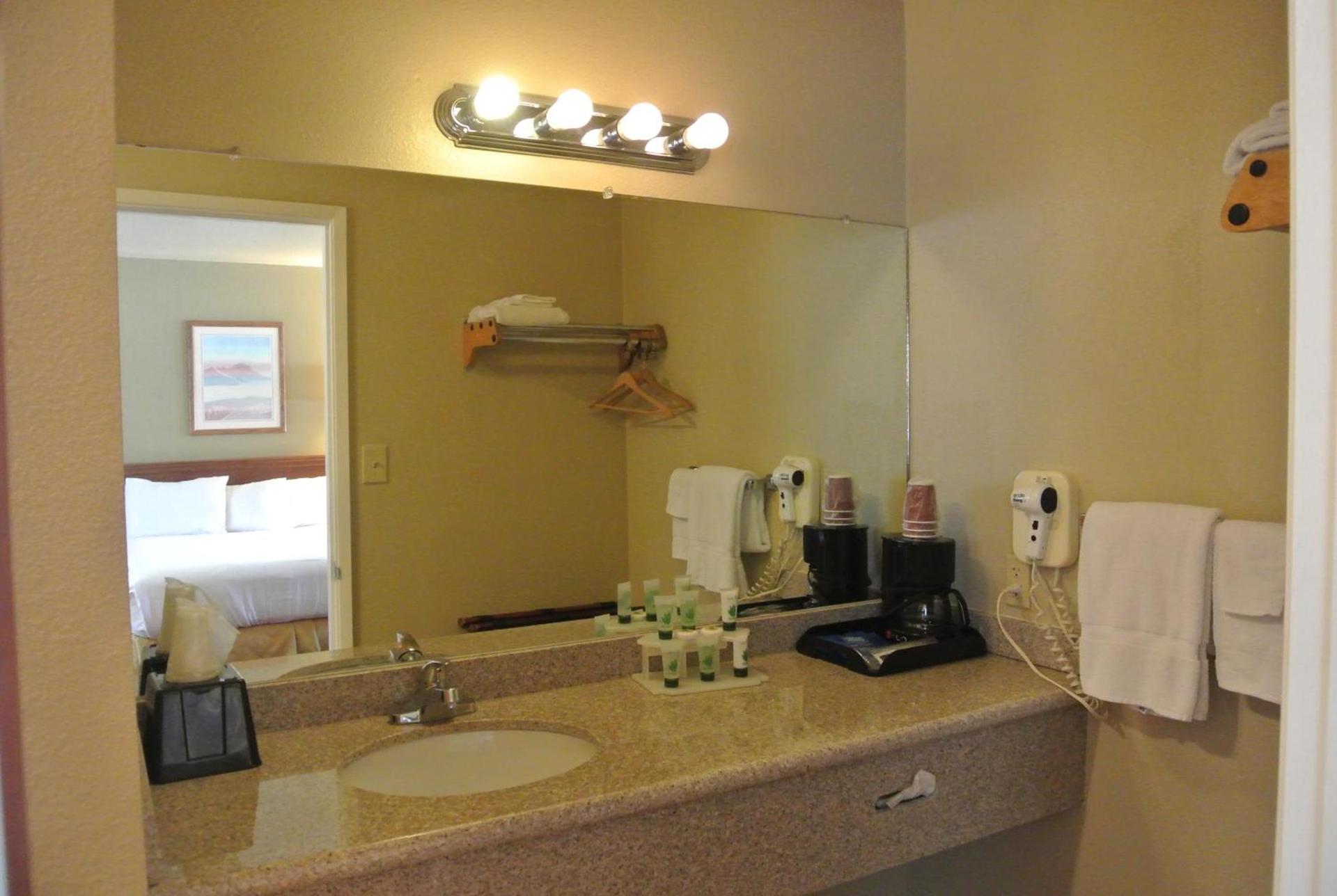 Vino Inn & Suites photo 3