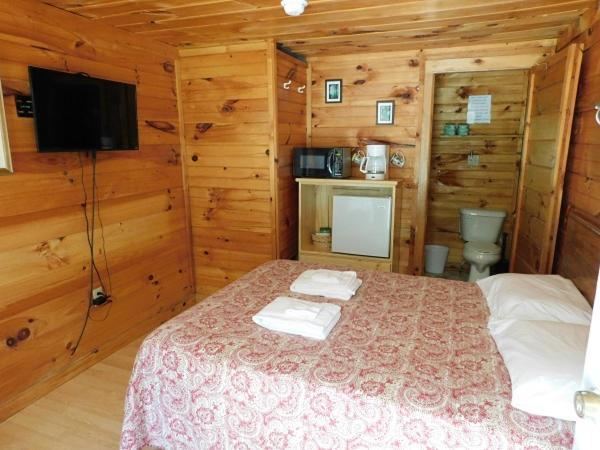 Pine Crest Motel & Cabins photo 42