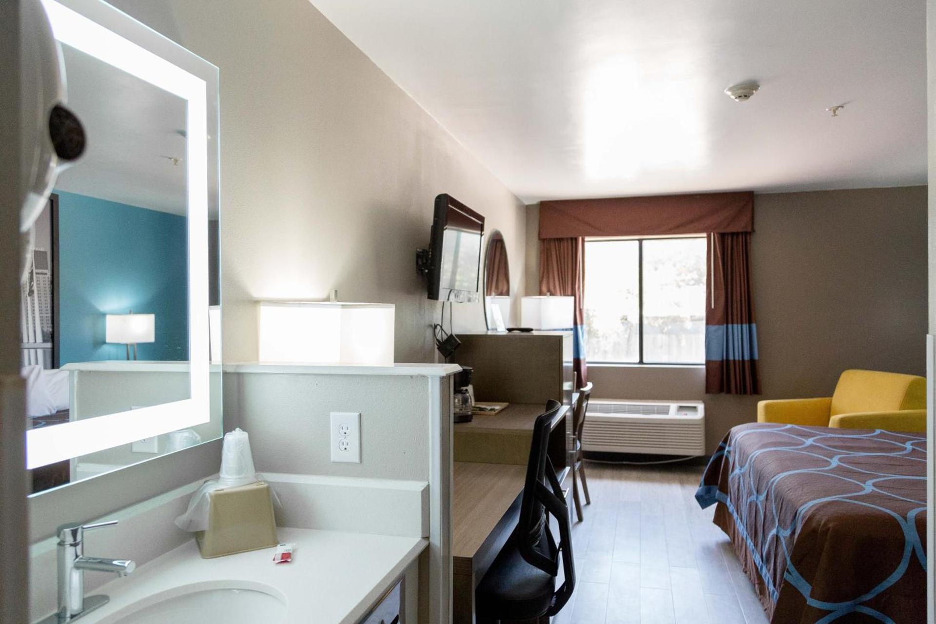 Super 8 by Wyndham Waxahachie TX photo 41