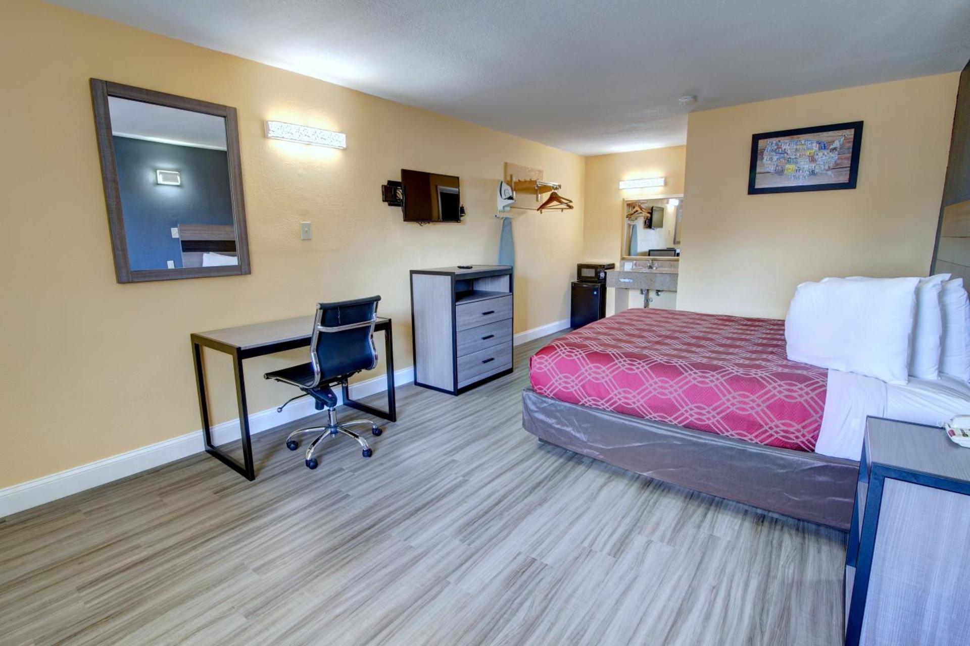 Econo Lodge at Military Circle photo 2