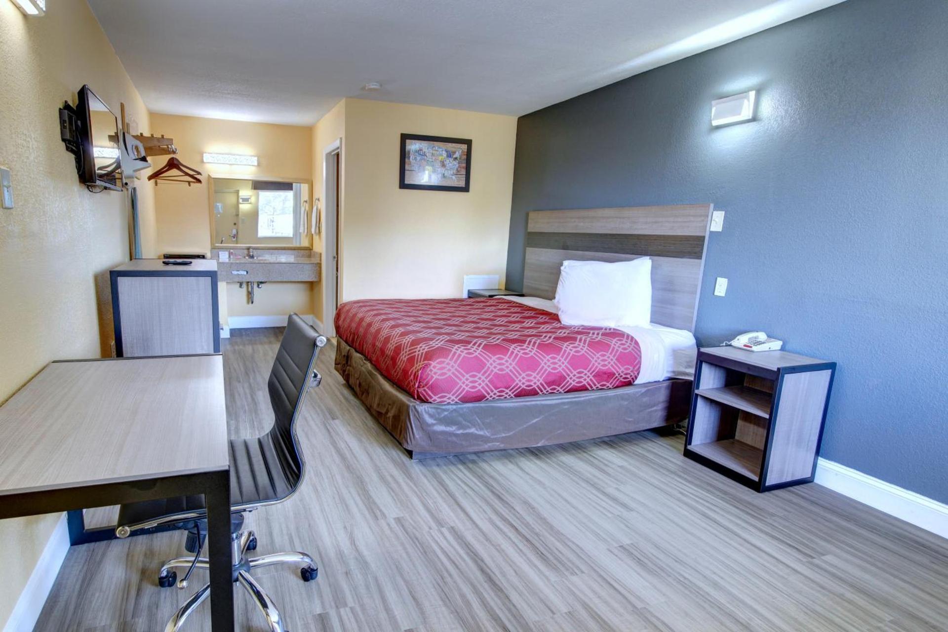 Econo Lodge at Military Circle photo 9