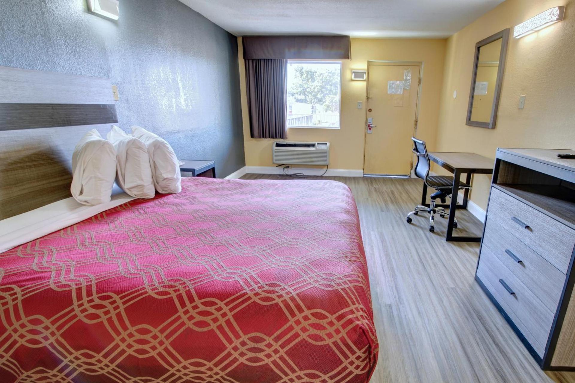 Econo Lodge at Military Circle photo 14
