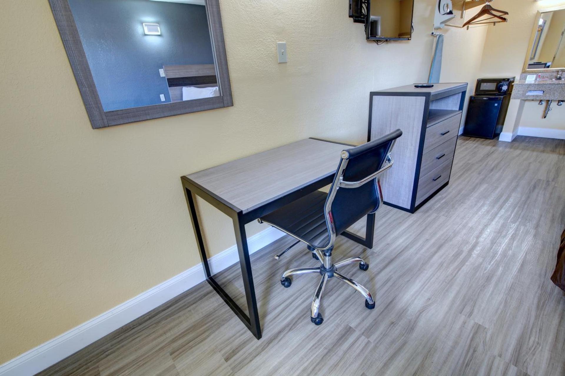 Econo Lodge at Military Circle photo 17