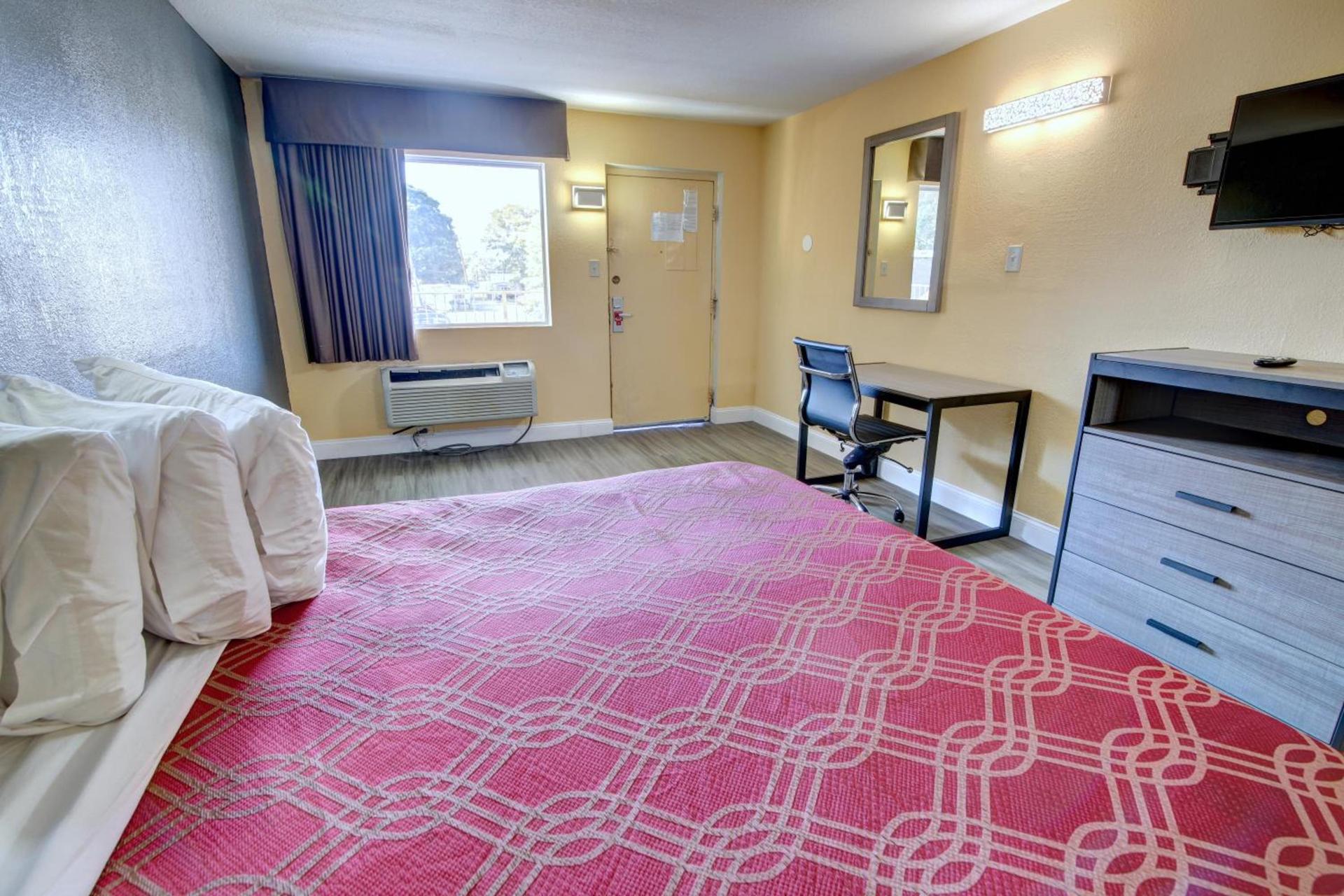Econo Lodge at Military Circle photo 5
