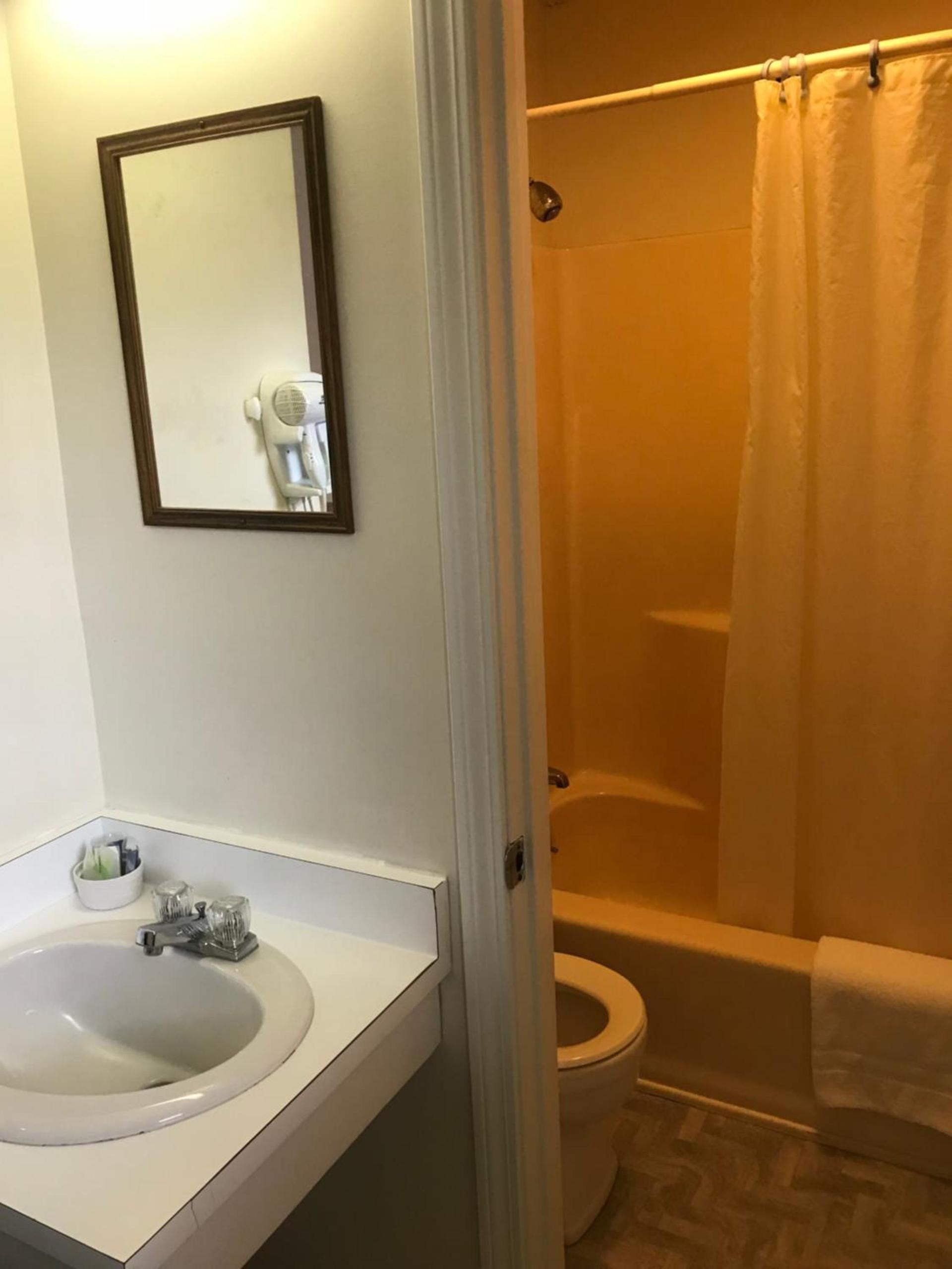 Four Seasons Motor Inn photo 19
