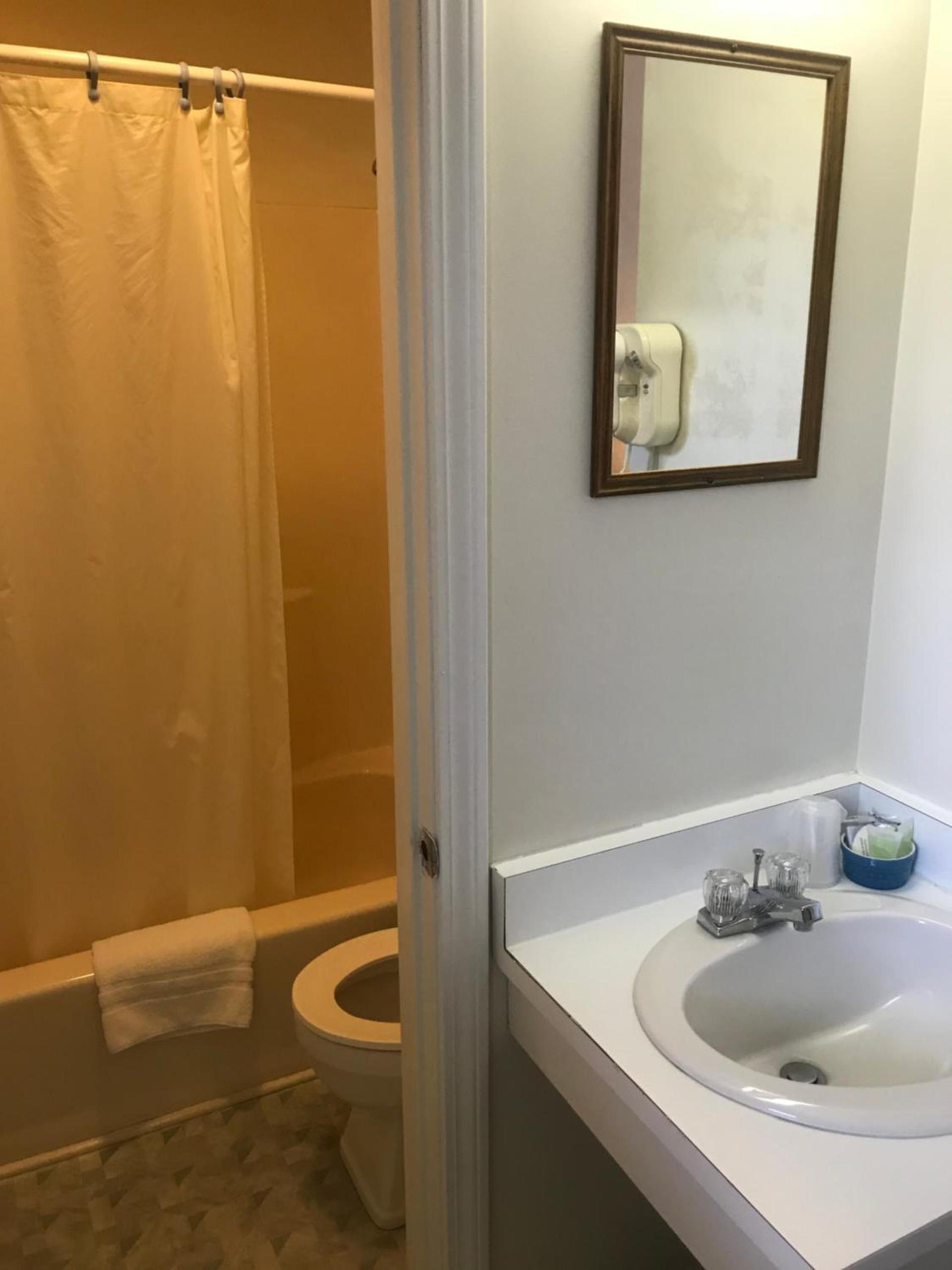 Four Seasons Motor Inn photo 12