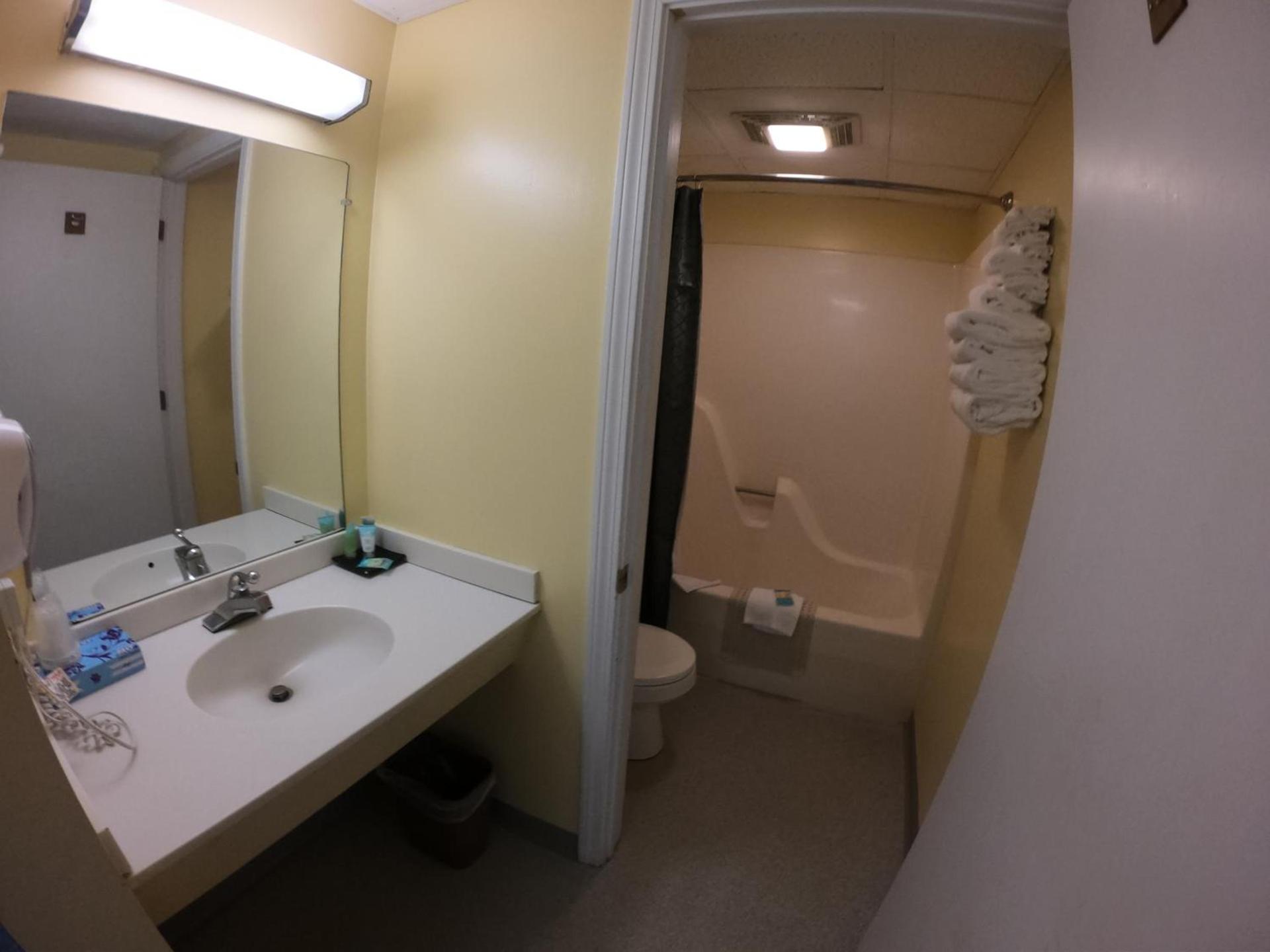 Copper Lantern Motor Lodge photo 32