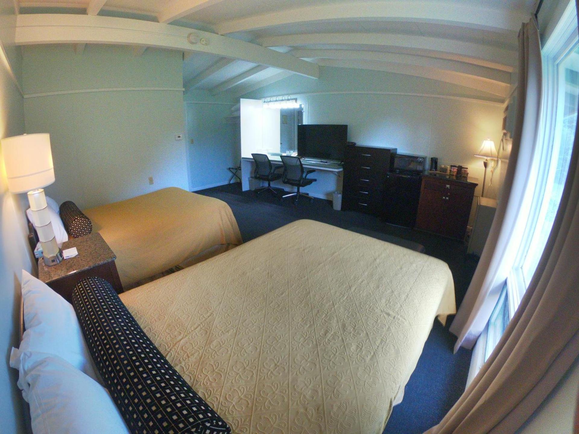 Copper Lantern Motor Lodge photo 36
