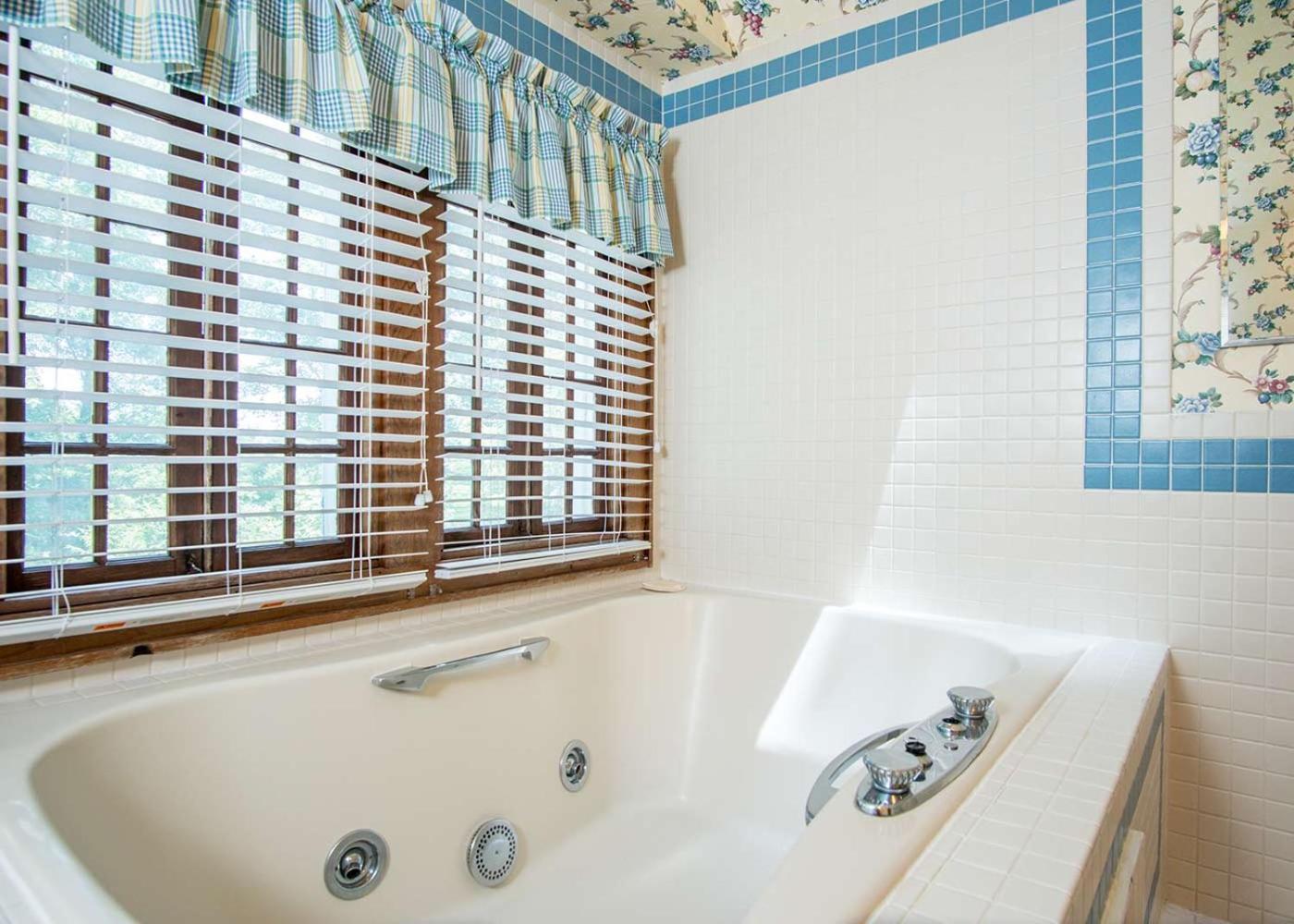 Highland Lake Inn & Resort - Flat Rock photo 84
