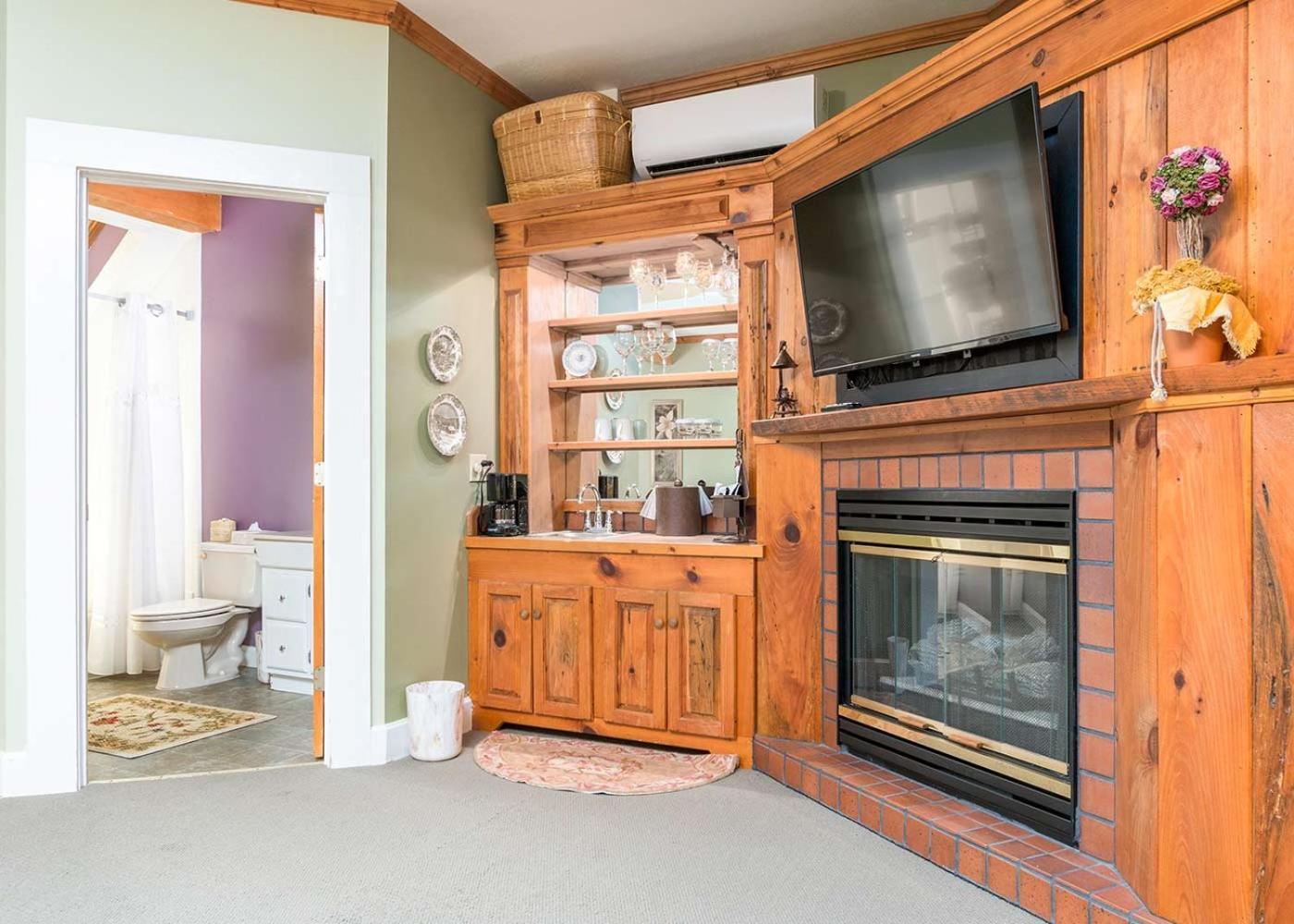 Highland Lake Inn & Resort - Flat Rock photo 78