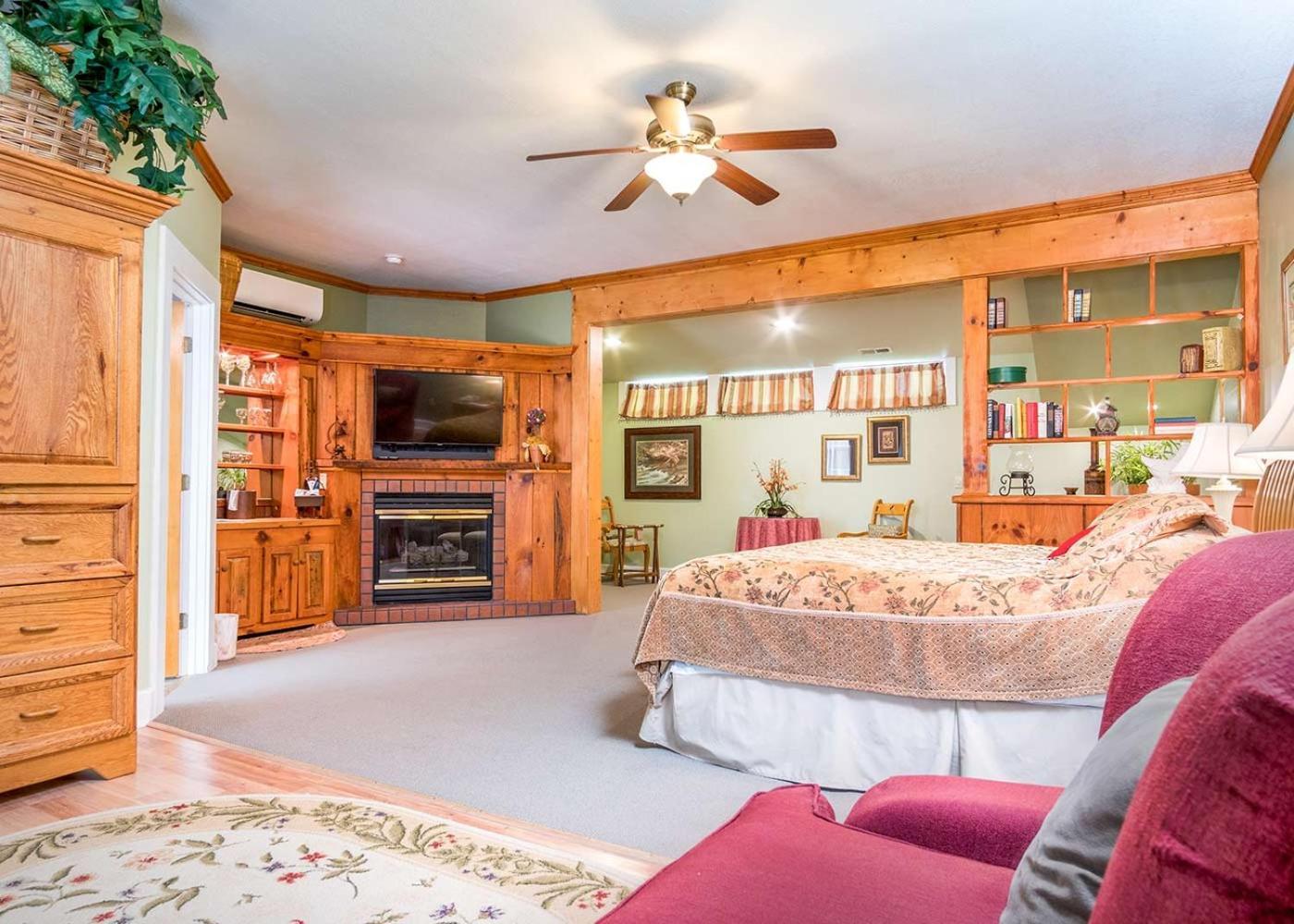 Highland Lake Inn & Resort - Flat Rock photo 80