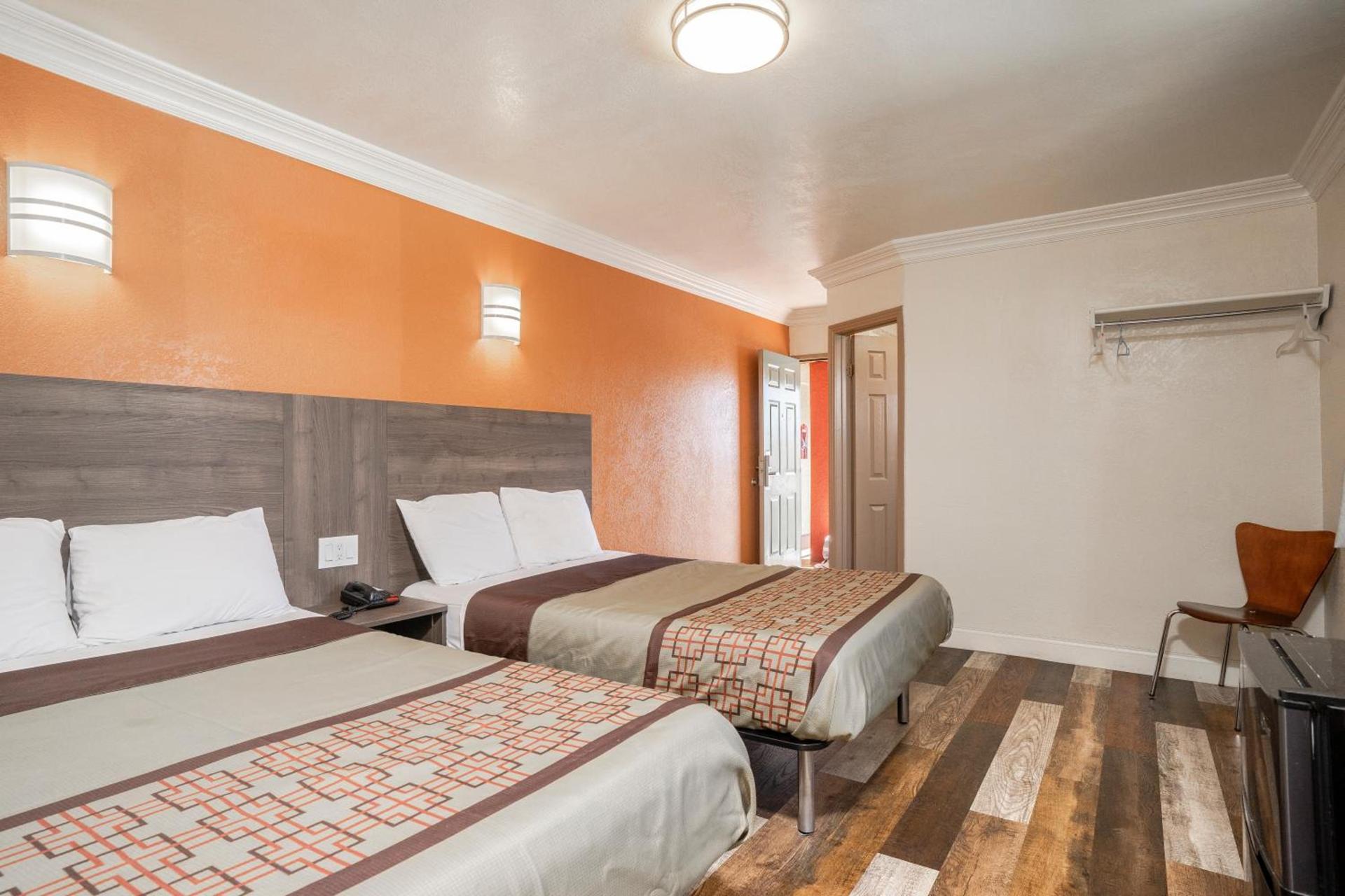 Economy Inn Hollywood photo 5