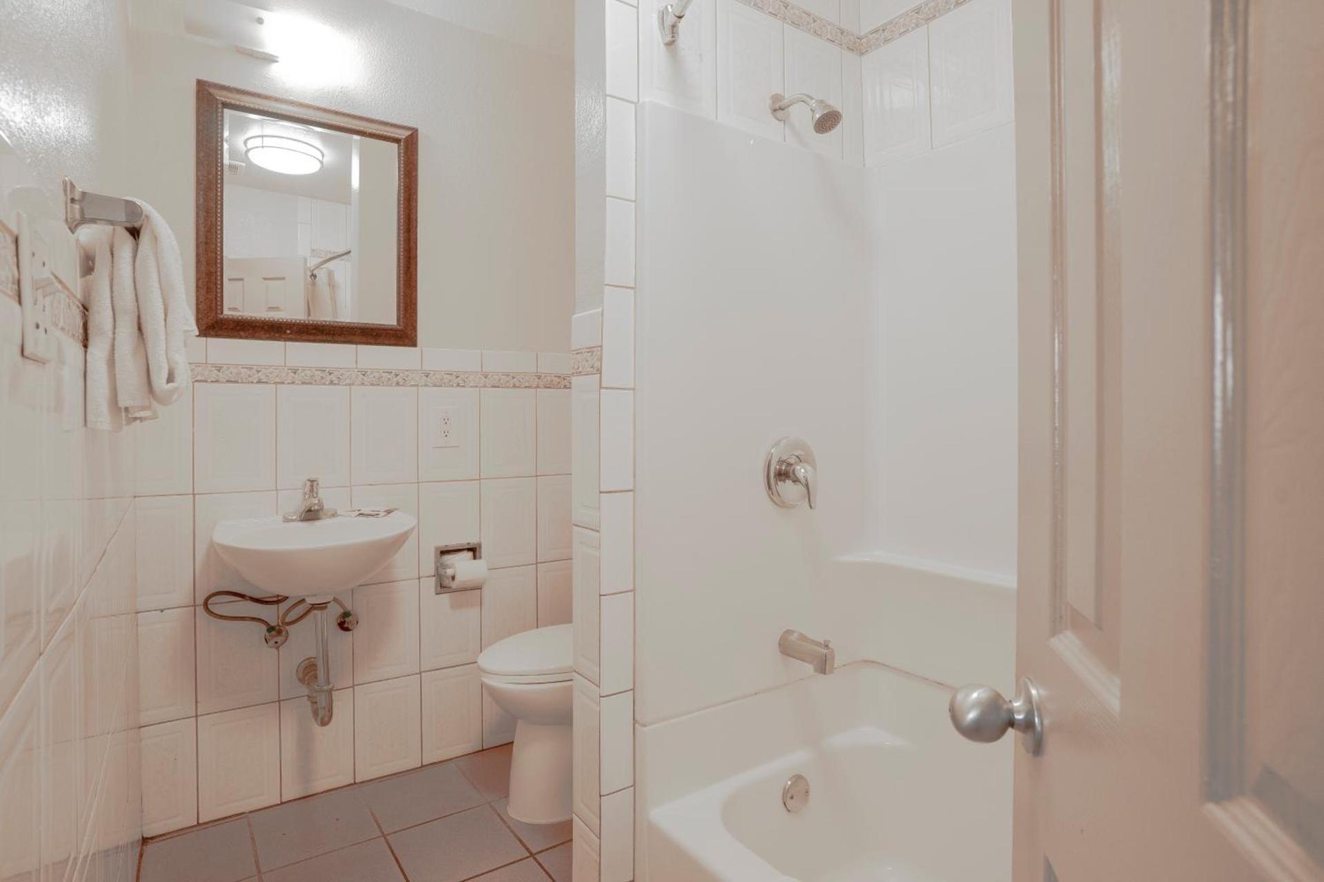 Economy Inn Hollywood photo 11