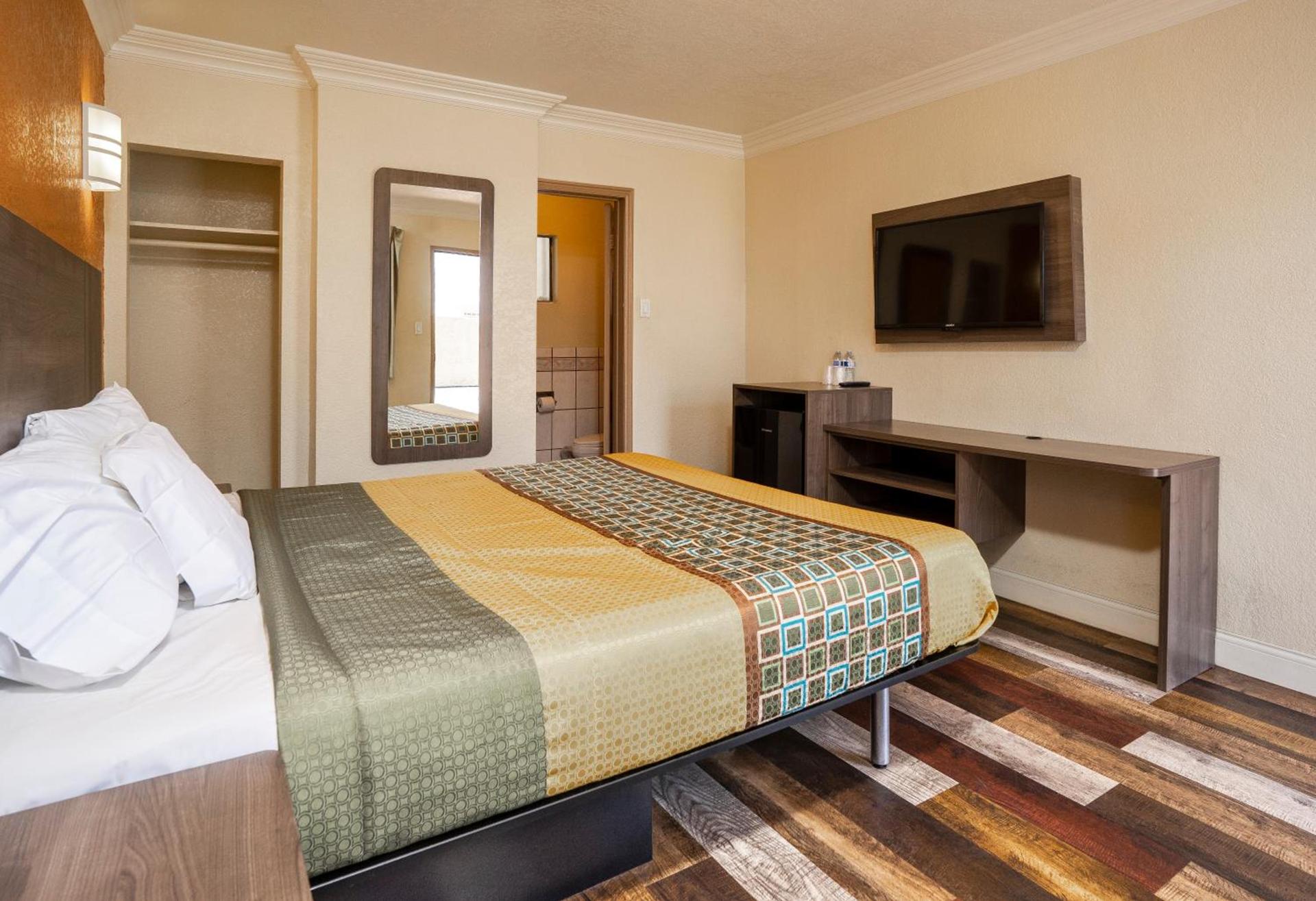 Economy Inn Hollywood photo 32