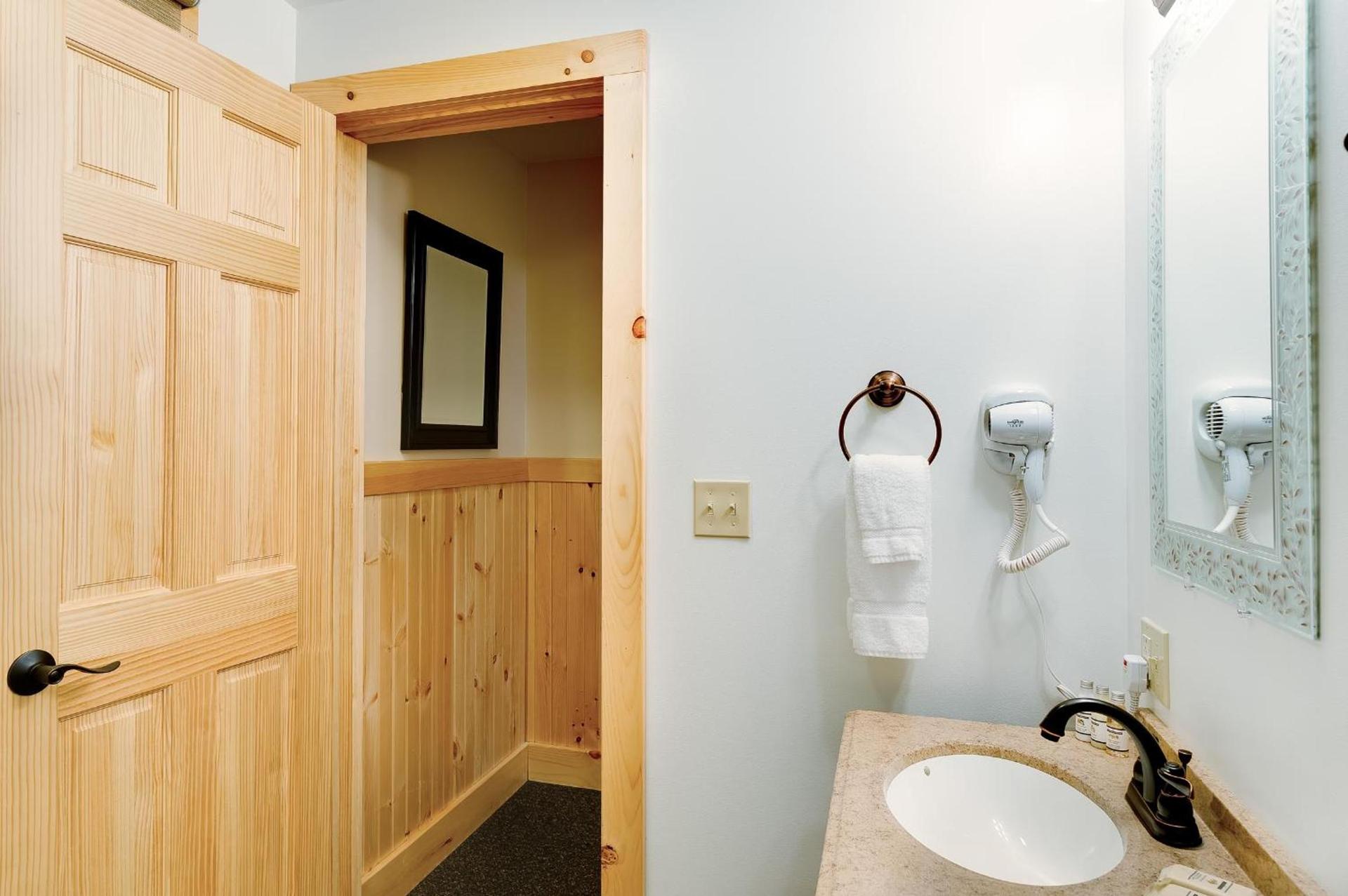 Cobble Mountain Lodge photo 78