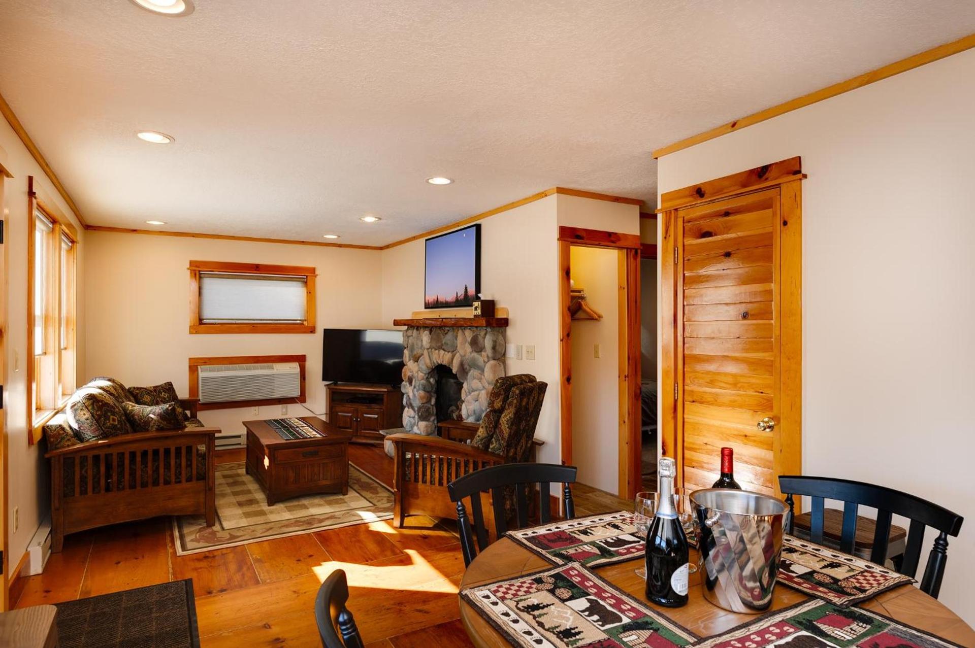 Cobble Mountain Lodge photo 68