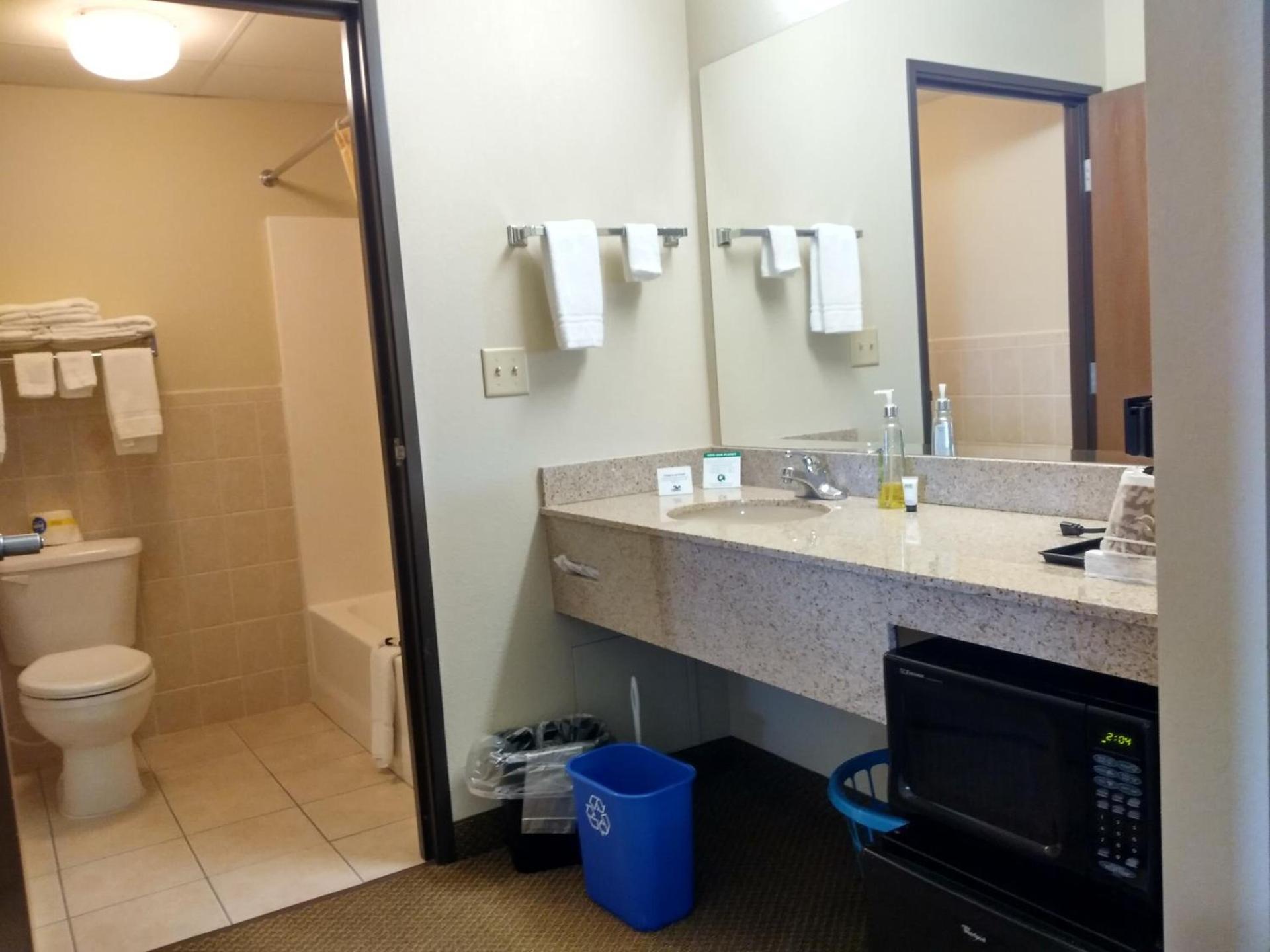 Madelia Hotel & Suites photo 35