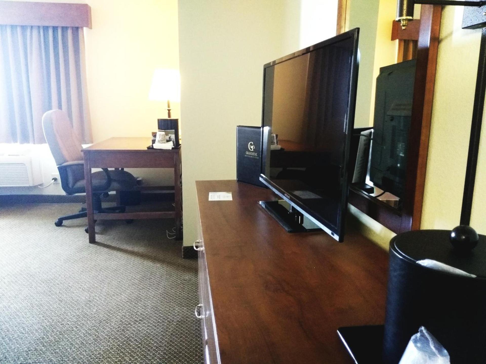 Madelia Hotel & Suites photo 25