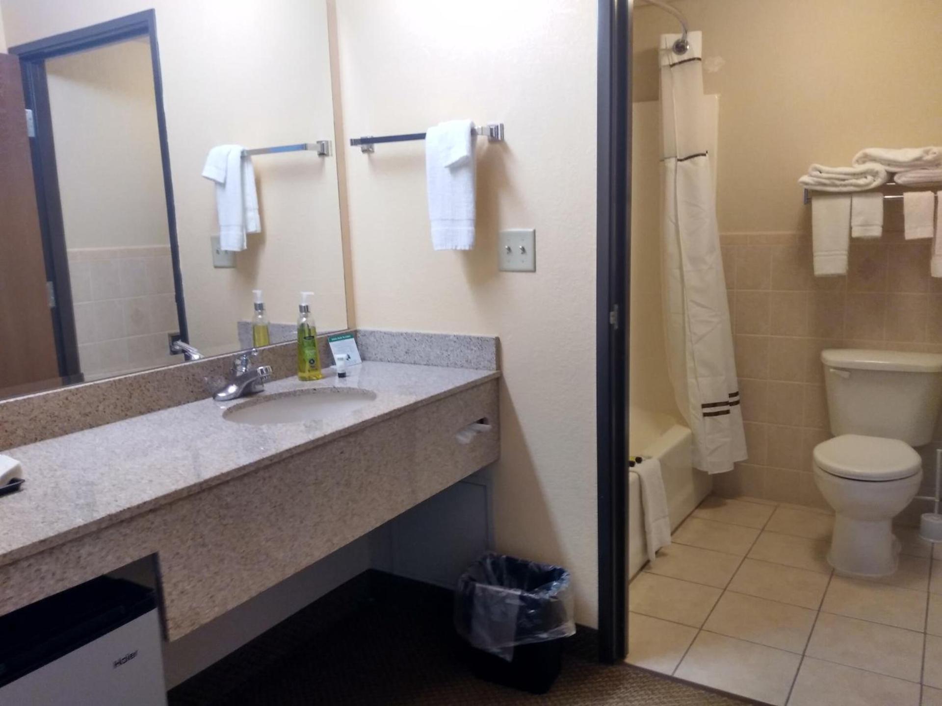 Madelia Hotel & Suites photo 15