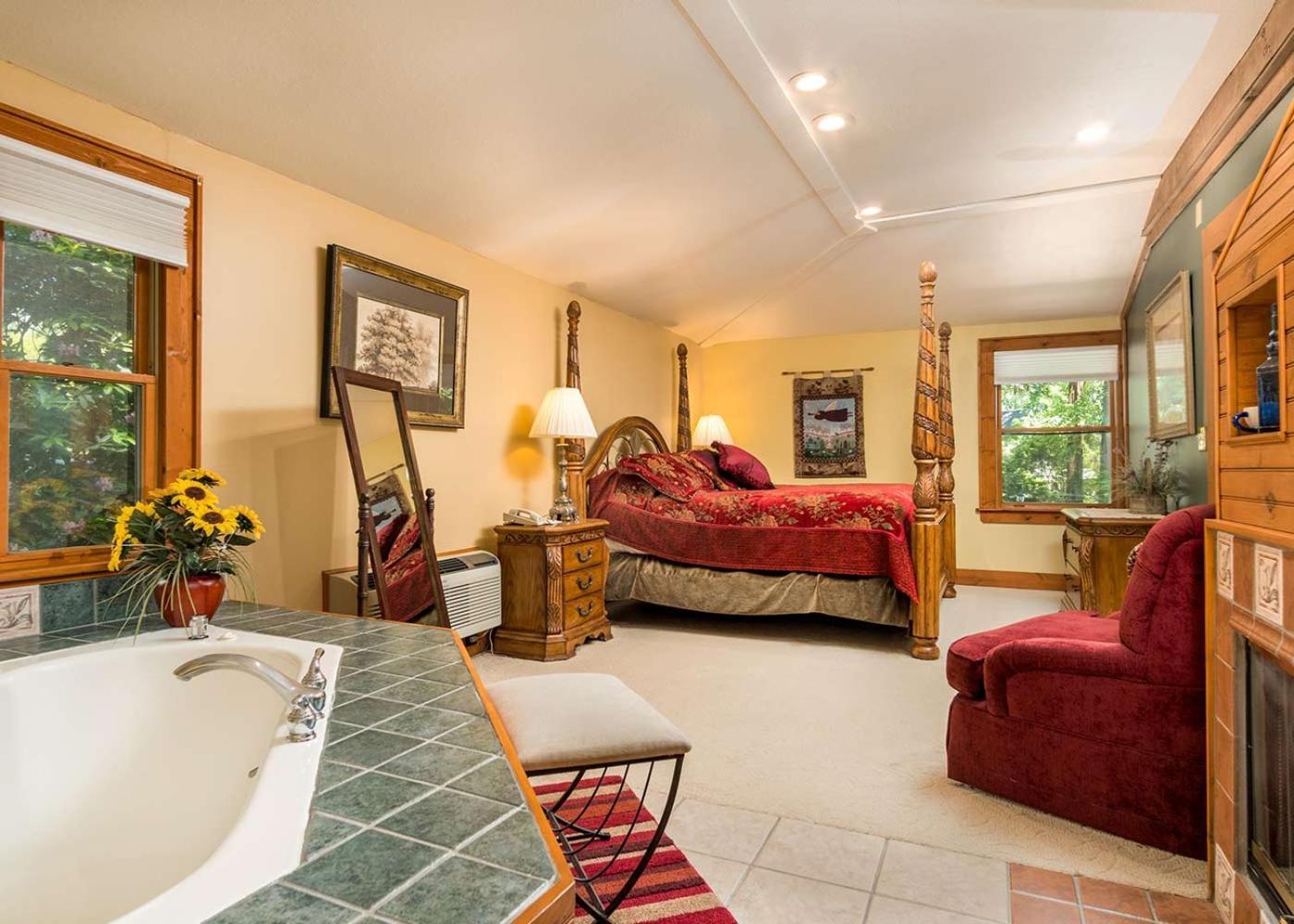 Highland Lake Inn & Resort - Flat Rock photo 63