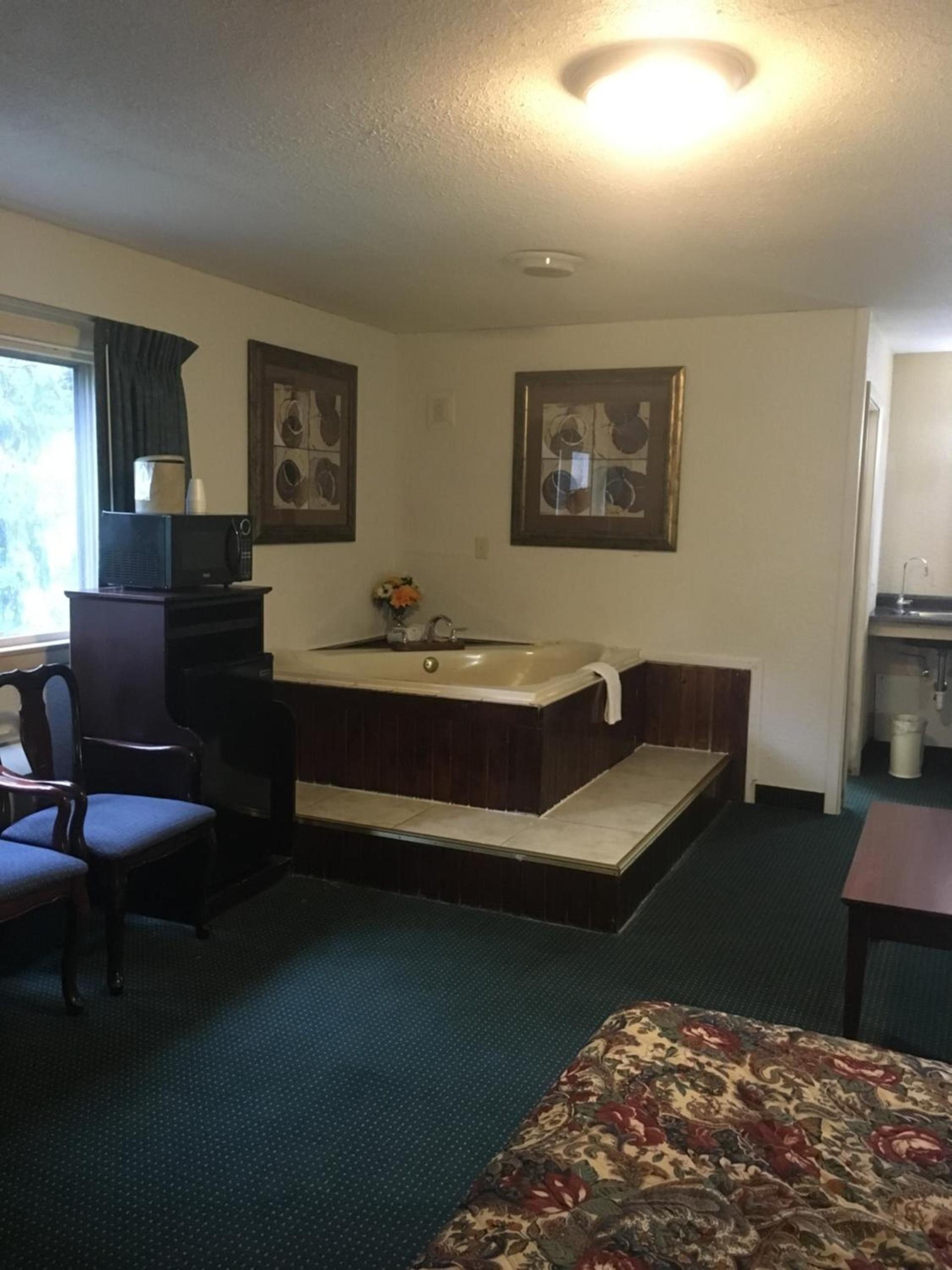Rapids Inn & Suites photo 6