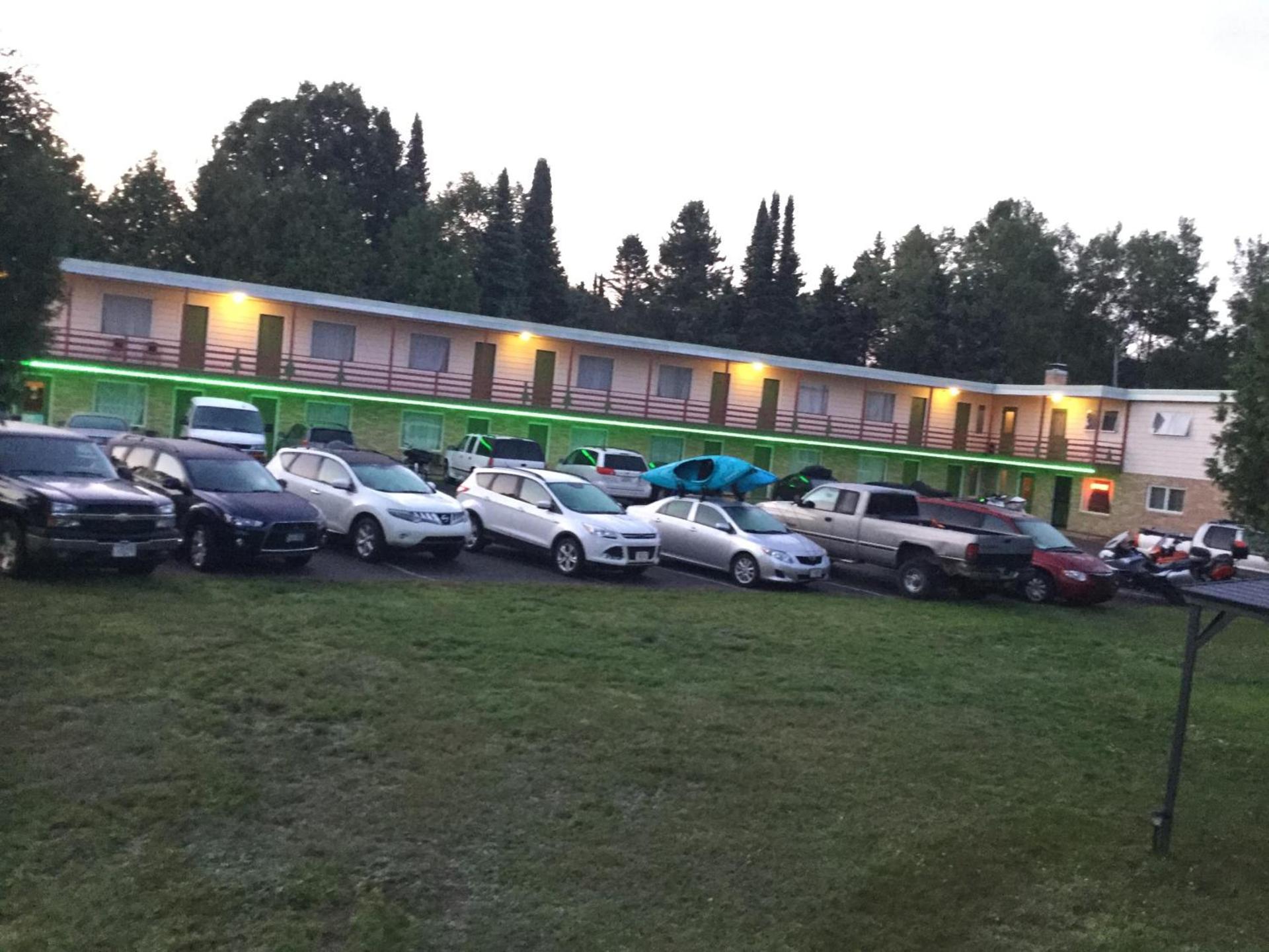 Cedars Motel photo 54